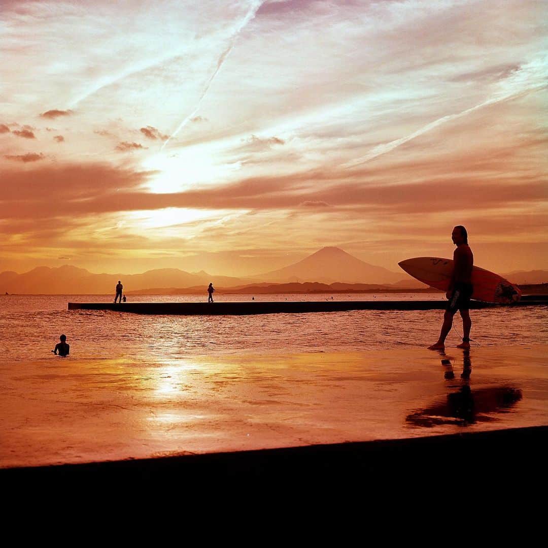 sioneのインスタグラム：「久々に自分のflickrのページを見返してた。 海撮りたいなぁ。星撮りたいなぁ。  #鵠沼 #鵠沼海岸 #bronica #filmphotography #sunset #silhouette #surf」