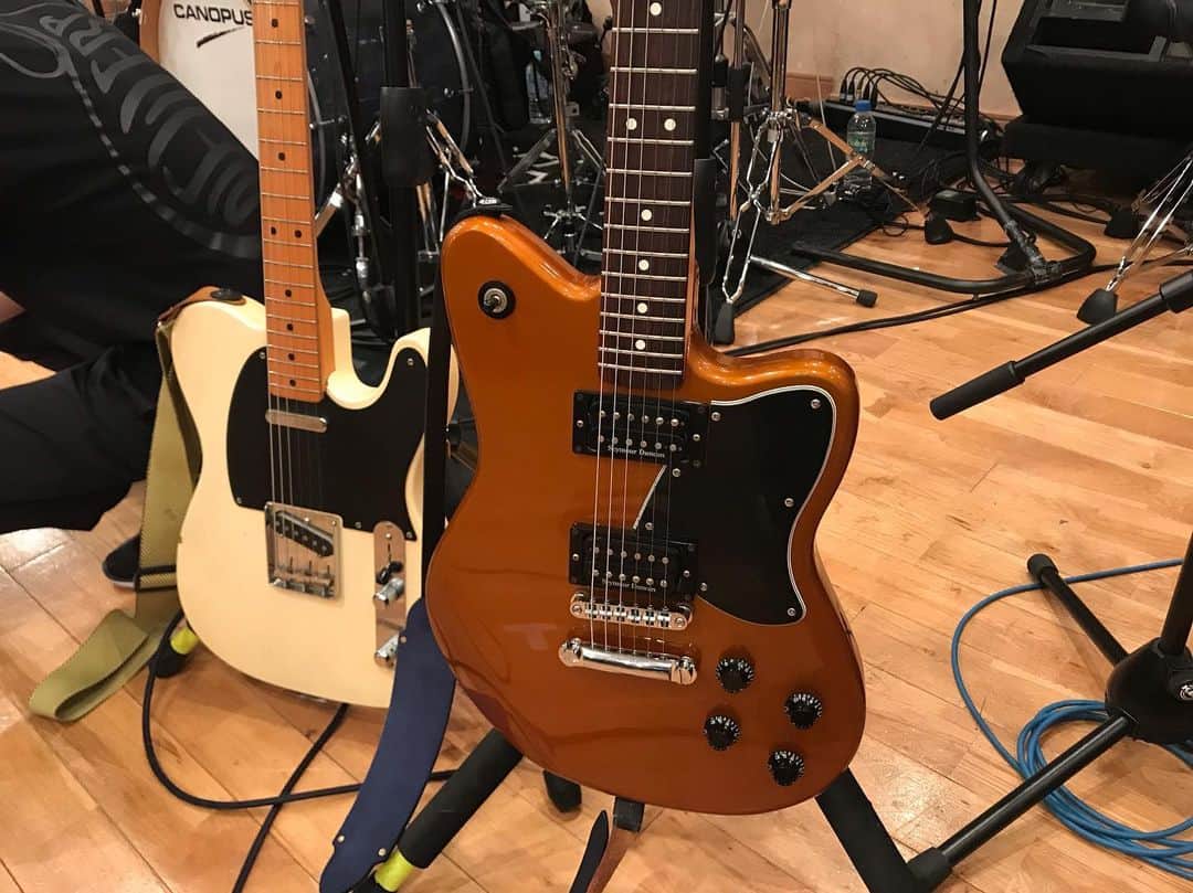 モリシーさんのインスタグラム写真 - (モリシーInstagram)「たまに『このギターなんですか？』と聞かれる右のやつ。フェンダーのトルネードというやつです。可愛いやつです。 そして新たに導入したEQDのペダルが須田ちゃんの楽曲にマッチしていて気持ち良いリハーサル。 #須田景凪」7月9日 21時11分 - morisee_acc