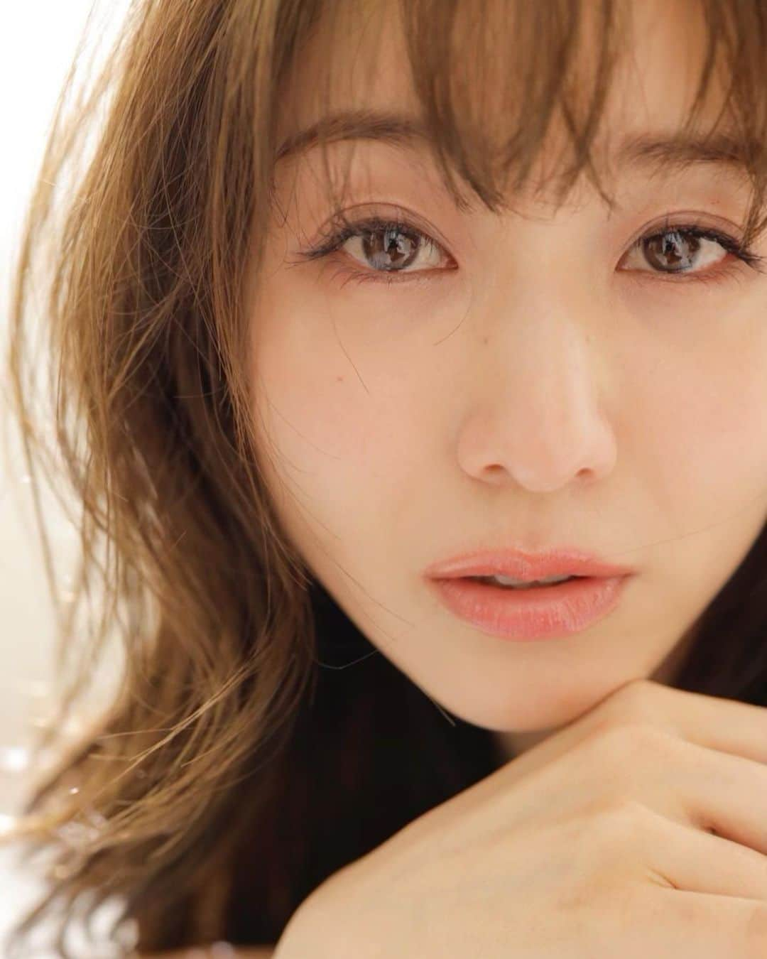 美人百花さんのインスタグラム写真 - (美人百花Instagram)「お待たせしました🙋‍♀️ 今週12日は美人百花8月号の発売日です✨ cover girlは㊗️美人百花初表紙の田中みな実ちゃん🎉 百花の表紙が念願だったというみな実ちゃん😊 撮影当日、嬉しくって涙を流すシーンも😭💦 せっかくだから、その時のウルウルショットも公開しちゃいます😆（写真２枚目） 「生まれ変わったらみな実ちゃんになりたい」「笑顔が素敵💕見ているだけで元気になる」「理想の顔とスタイル！すべてが憧れ」「努力家！スタイルが神がかってる」etc. 毎月、読者の皆様から編集部に寄せられるラブコールの嵐😆 只今、みな実ちゃん人気加速中です❣️ . . 美人百花8月号の内容は、 「ご機嫌レディが一番可愛い♡」大特集‼️ 恋が叶う服で、似合う色を着て、お財布に優しい服で、細見え服で、楽ちん服で... 暑くて気分がアガらない夏は、笑顔になれる服を着てご機嫌レディをキープ🙋‍♀️✨ . 他には、 ▶️「泉里香の胸キュン26連発♡」 ▶️「宇垣美里のThis is me！な１ヶ月プライベート着回し」 ▶️総勢38人の「バッグの中身&私服、夏イチお披露目会！」 ▶️婚活中の男女が本音トーク！「婚活現場のリアルVoice」 ▶️「美香先輩と美彩後輩の夏プラン別ヘアアレンジDiary」 ▶️「この夏、私たちはピーチ白肌を貫きます！」 ▶️「今すぐマネできる！７つのモテ顔Story」 ▶️「夏の麺レシピ30days」 and more... お見逃しなく〜😍 .  photo:曽根将樹 #美人百花8月号 #田中みな実 #生まれ変わったらみな実ちゃんになりたい #恋が叶う服 #似合う色 #お財布に優しい服 #細見え服 #楽ちん服 #泉里香 #宇垣美里 #婚活 #美香先輩 #美彩後輩 #ヘアアレンジ #ピーチ白肌 #モテ顔 #夏の麺レシピ」7月9日 21時04分 - bijinhyakka