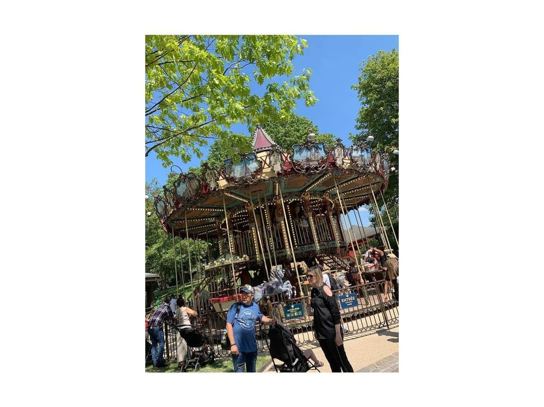 平野綾さんのインスタグラム写真 - (平野綾Instagram)「ヴィトン美術館の隣がまさかの遊園地‼️✨﻿ ﻿ 行くーーー(*⁰▿⁰*)💕﻿ でもジェットコースター乗れなーい💨﻿ ﻿ ﻿ これなら行けるかもと乗ったものもなかなかのスピードで、﻿ 涼みつつ、酔いました笑笑。﻿ ﻿ ﻿ フランスの投稿、これがラストです💦﻿ いいのかこれがラストでっ🤣﻿ ﻿ ﻿ 一昨日帰国しましたが、﻿ 実はまた明日から旅立ちます。﻿ ﻿ お次はどこでしょう〜💫﻿ お楽しみに💖﻿ ﻿ ﻿ ﻿ #jardindacclimatation  #アクリマタシオン庭園 ﻿ #paris #france﻿ #ayahirano #平野綾」7月9日 21時04分 - a_ya.hirano