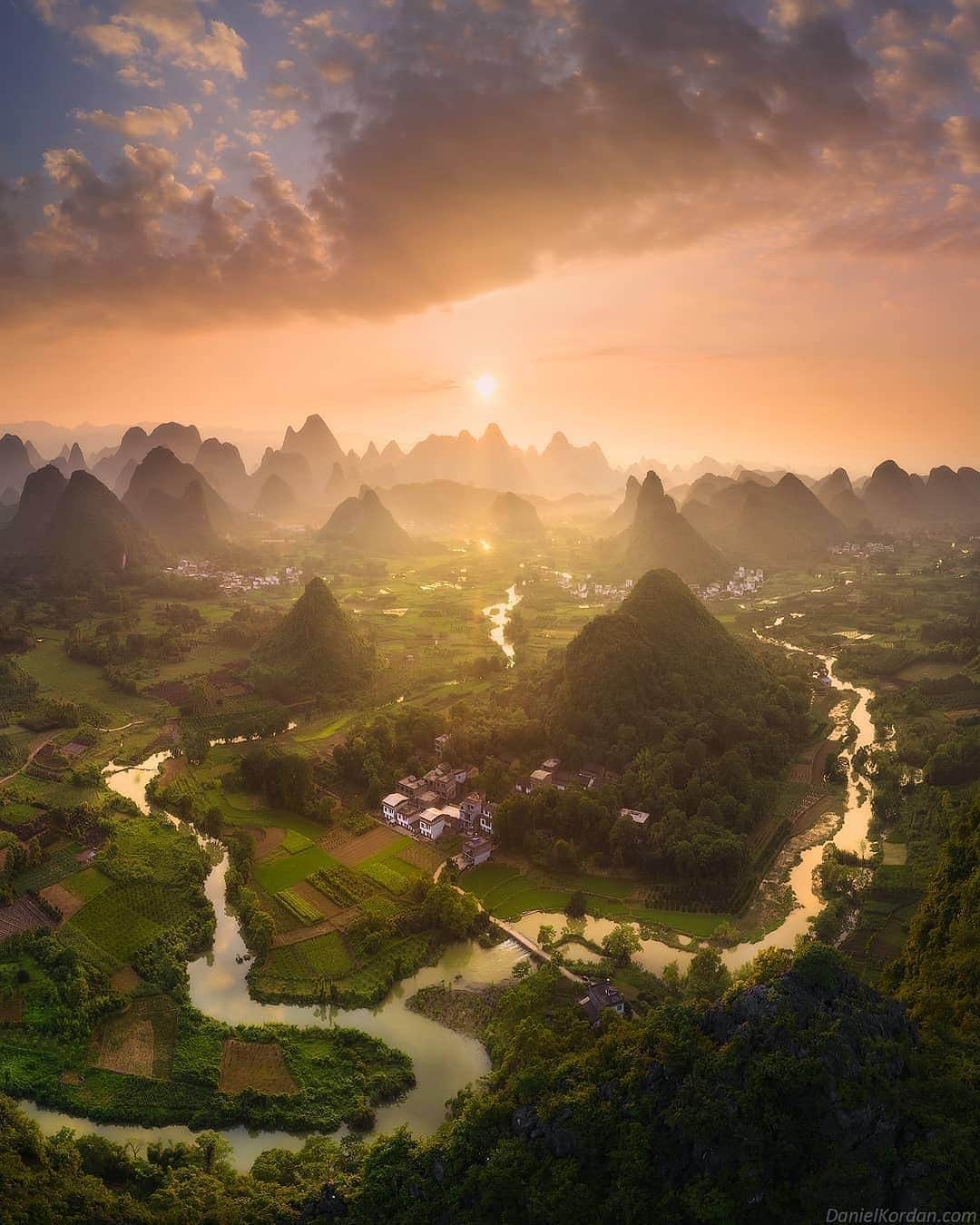 BEAUTIFUL DESTINATIONSさんのインスタグラム写真 - (BEAUTIFUL DESTINATIONSInstagram)「The buildings in Guilin are limited to about 20 floors so that the hills can remain tall and the view of the beautiful lakes and rivers are not spoiled. (📷: @danielkordan 📍: Guilin, China)」7月9日 21時04分 - beautifuldestinations