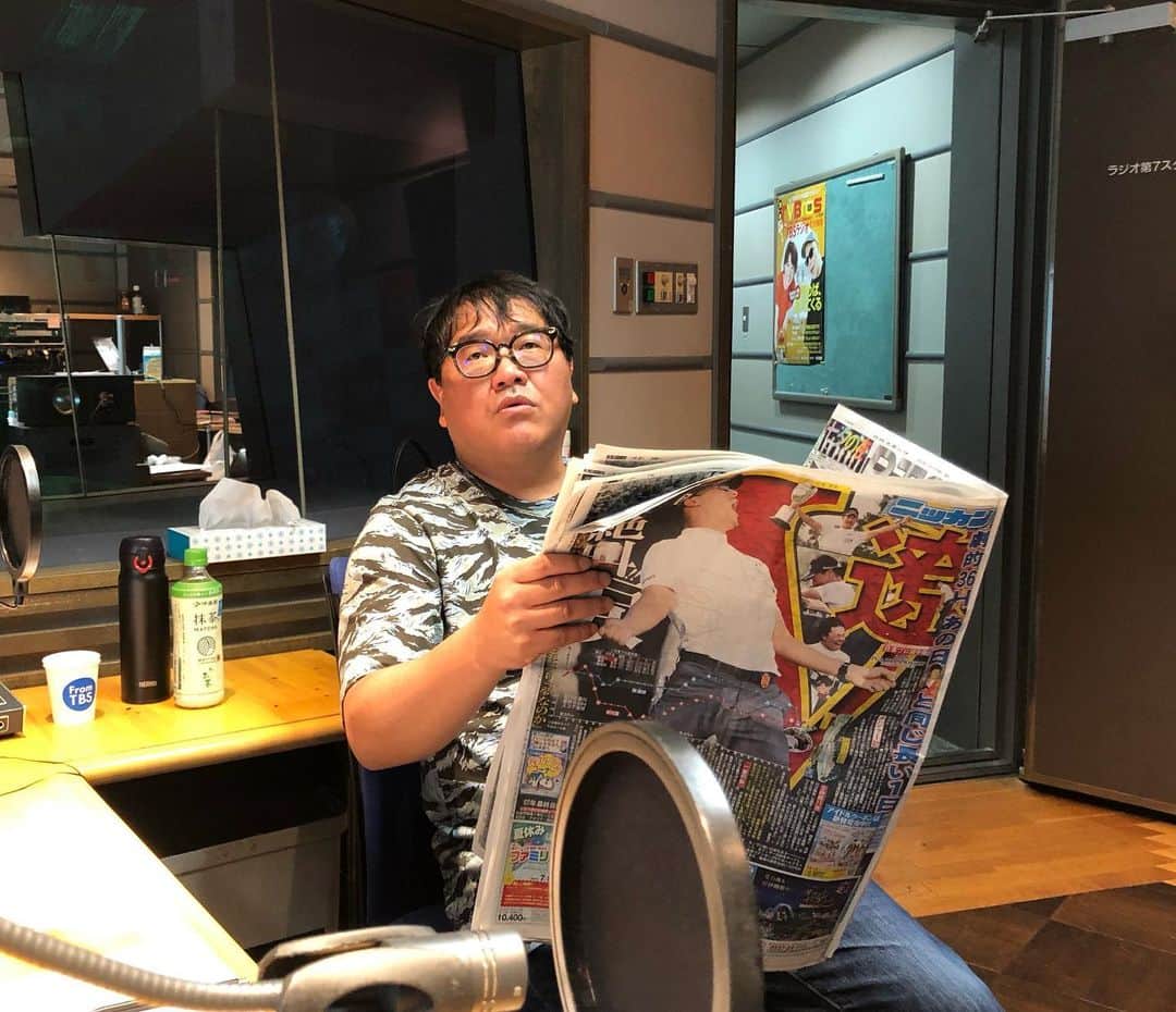 TBSラジオ「たまむすび」さんのインスタグラム写真 - (TBSラジオ「たまむすび」Instagram)「月曜と火曜のスタジオ風景まとめて載せます！  月曜、竹山さんの一人キャンプ🏕と、競馬でスった話で盛り上がる  火曜、中学生が見学に来てくれました！そして、シリアスな顔しつつゴシップ密談してます😎ムフフ  #tama954 #たまむすび  #赤江珠緒 #カンニング竹山 #山里亮太 #ようこそ中学生たち #掛け合い #ジェーンスー #生活は踊る #放送前のゴシップトーク #放送後のスポーツ新聞チェック #おばあちゃんのつぶやき #tbsラジオ #桃ジュース #リスナーさんから桃ジュースが届く」7月9日 21時05分 - tamamusubi905954