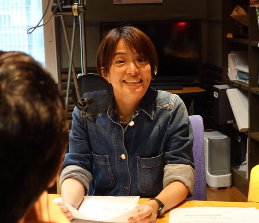 TBSラジオ「たまむすび」さんのインスタグラム写真 - (TBSラジオ「たまむすび」Instagram)「月曜と火曜のスタジオ風景まとめて載せます！  月曜、竹山さんの一人キャンプ🏕と、競馬でスった話で盛り上がる  火曜、中学生が見学に来てくれました！そして、シリアスな顔しつつゴシップ密談してます😎ムフフ  #tama954 #たまむすび  #赤江珠緒 #カンニング竹山 #山里亮太 #ようこそ中学生たち #掛け合い #ジェーンスー #生活は踊る #放送前のゴシップトーク #放送後のスポーツ新聞チェック #おばあちゃんのつぶやき #tbsラジオ #桃ジュース #リスナーさんから桃ジュースが届く」7月9日 21時05分 - tamamusubi905954