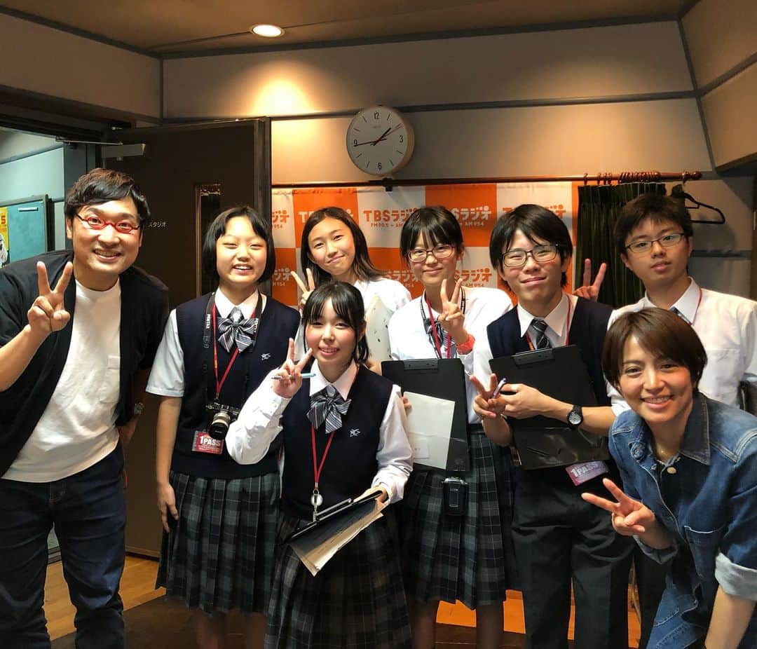 TBSラジオ「たまむすび」さんのインスタグラム写真 - (TBSラジオ「たまむすび」Instagram)「月曜と火曜のスタジオ風景まとめて載せます！  月曜、竹山さんの一人キャンプ🏕と、競馬でスった話で盛り上がる  火曜、中学生が見学に来てくれました！そして、シリアスな顔しつつゴシップ密談してます😎ムフフ  #tama954 #たまむすび  #赤江珠緒 #カンニング竹山 #山里亮太 #ようこそ中学生たち #掛け合い #ジェーンスー #生活は踊る #放送前のゴシップトーク #放送後のスポーツ新聞チェック #おばあちゃんのつぶやき #tbsラジオ #桃ジュース #リスナーさんから桃ジュースが届く」7月9日 21時05分 - tamamusubi905954