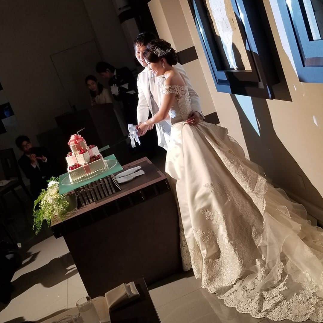 若狭知恵のインスタグラム：「﻿ ❤️結婚式❤️﻿ ﻿ 本当に幸せな時間でした☺️💗﻿ ﻿ まだ余韻に浸っております…✨✨﻿ ﻿ ﻿ まだ式場からの写真のデータは貰ってませんが、みなさんからの写真を投稿させてください💗﻿ ﻿ ﻿ 大好きなみなさんにお祝いしてもらえて本当に本当に幸せでした💗💗﻿ ﻿ ﻿ そして、本当に旦那さんに出会えて幸せだなーっと心から思います❣️❣️❣️﻿ ふたりの愛は深まるばかりです…☺️💕💕(笑)﻿ ﻿ ﻿ #結婚式 #ちーむ0630 #ベルクラシック東京 #大好き #幸せな時間 #ありがとうございます #旦那大好き」