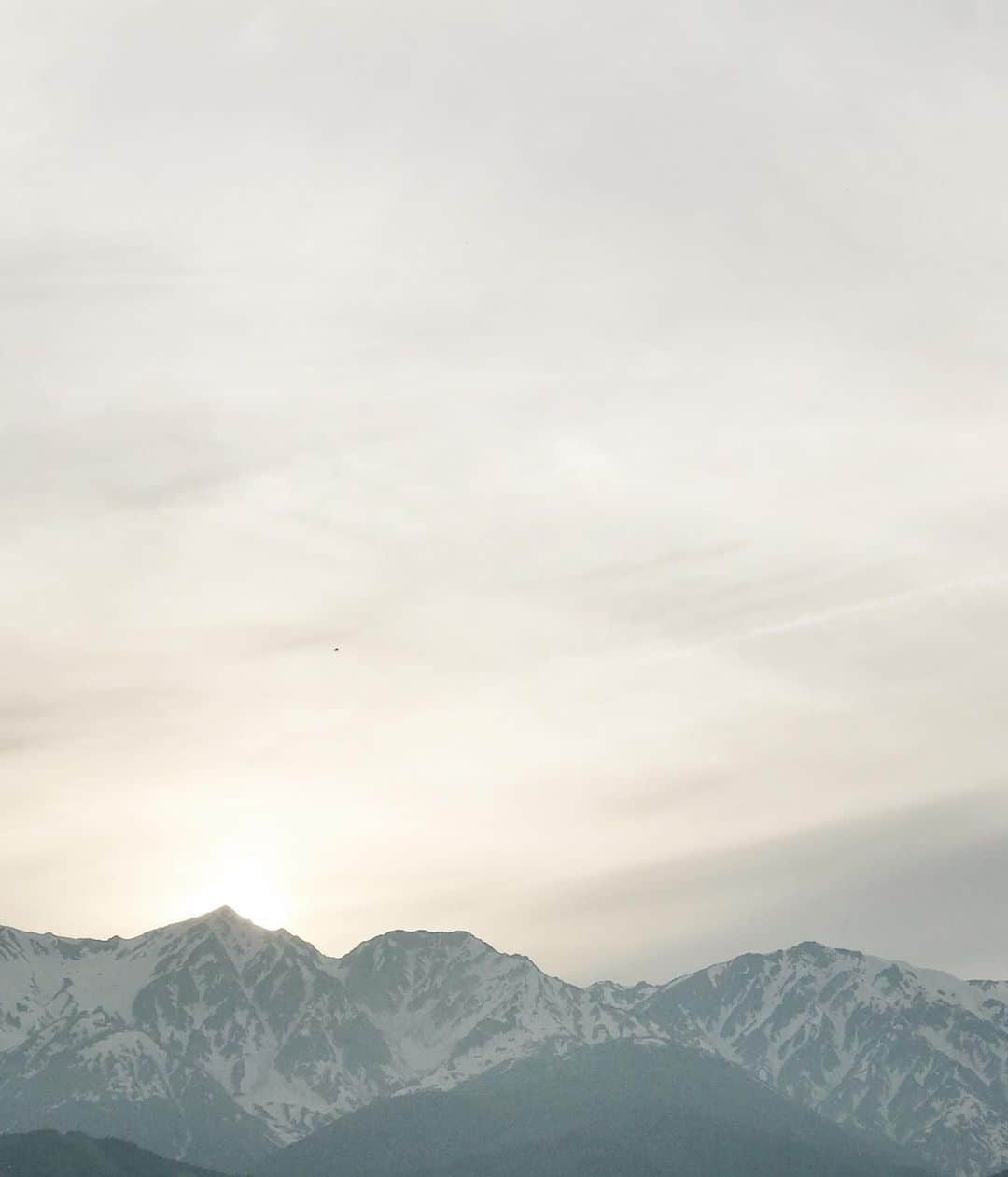 Veronica Halimさんのインスタグラム写真 - (Veronica HalimInstagram)「Beautiful moments before sunset Nagano, Spring 2019 — #nature #truffypi #truffypitravel #truffypiinspiration #photography #sunset #skyline #nagano #mist #mountain #alps #japan #japantravel #visitnagano #visitjapan」7月9日 21時07分 - truffypi