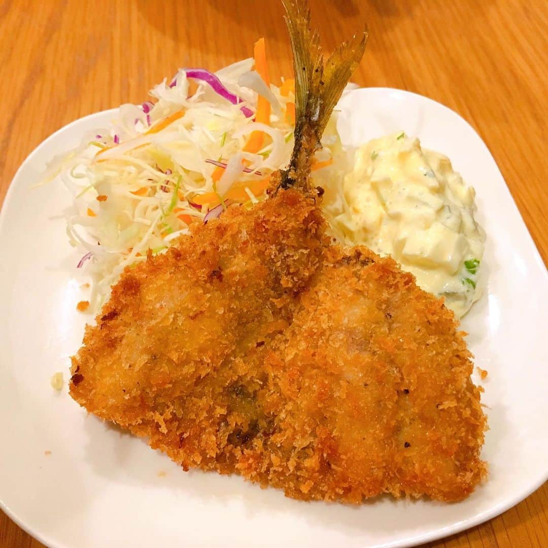 佐藤智美のインスタグラム：「「間違いなし」なアジフライ🐟&タコフライ🐙〜 ふっくらジューシー✨ 美味😋💕💕 #アジフライ  #タコフライ  #今日の晩御飯」