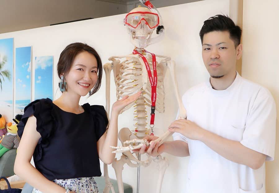 リナのインスタグラム：「自宅からほど近い場所にある、 『#ふじもり桜花整骨院 』 初めて利用してきました🌴 . こちらの整骨院、びっくりするほどキレイなんです！🌟 院内は、ハワイテイストのさわやかな空間に統一されていて、 サーフボードや観葉植物、絵画が飾られていたりと、 とてもステキの良い空間でした🍹 . 今回受けたのは、 キャビテーションとラジオ波♪ . 夏場になってきて、 お腹の脂肪が気になっていたので、 重点的にケアしていただきました😄 . キャビテーションは、 脂肪を液状化し、尿や汗として排泄してくれるもの。 ジェルを塗って、お腹をマッサージしてもらうだけなので、痛みはなく、ウトウトしてしまうほど心地よかったですよ😴 . ラジオ波は、じんわりとお腹を温めてくれるので、 血行が良くなります。  施術中はラジオ波を当てている部分だけでなく、体全体がポカポカと暖かくなるのを感じられました🌞 . 施術後も、お腹ぽかぽか！  痛みや赤みもないので、いつでも気軽に受けられるのが嬉しいですね☆ . スタッフさんも皆さん親切丁寧で、とても居心地の良い整骨院でした🤗 . 鍼治療なども出来るみたいなので、今度は鍼でお邪魔しようかなぁ〜🐰 『八王子 ふじもり桜花整骨院』で検索してね〜😉 Casting By @woomy.beauty ................................................ #ふじもり桜花整骨院 #整骨院 #整体 #キャビテーション #ラジオ波 #八王子 #山田 #駅近整骨院 #痩身 #メンテナンス #ハワイアン #ハワイ #hawaii #Hawaiian #3児ママ #ダイエット」