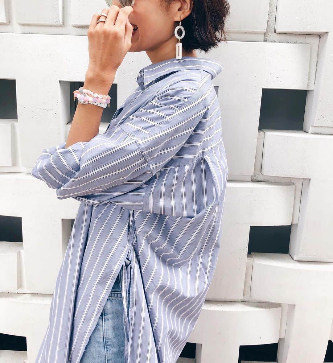 のインスタグラム：「本当に可愛くて、付けた瞬間お気に入りなピアス♡ そして大好評頂いたブレスたちの再販、もう少しです！！💕 @le_rond.elims の中では珍しく大振りのピアス。 母性や子育てサポートを意味するマザーオブパールはこれからの夏休みシーズン、いろんな意味でヘビロテになりそう😂🧡 . . #lerondelims#elims #accessories  #handemade #マザーオブパール #アクセサリー #ママコーデ #大人カジュアル」