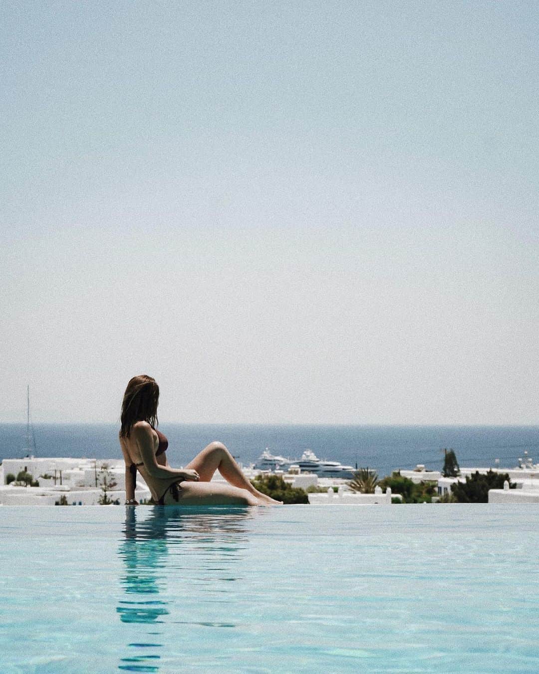 Manamiのインスタグラム：「Mykonos view🇬🇷 丘になってるけどサントリーニほど高くないから ビーチも沢山あるミコノス💙💙💙 5日間じゃ足りなかったからまたすぐ行きたいなぁ🥺💕 ㅤ 📸 @aiai0311」