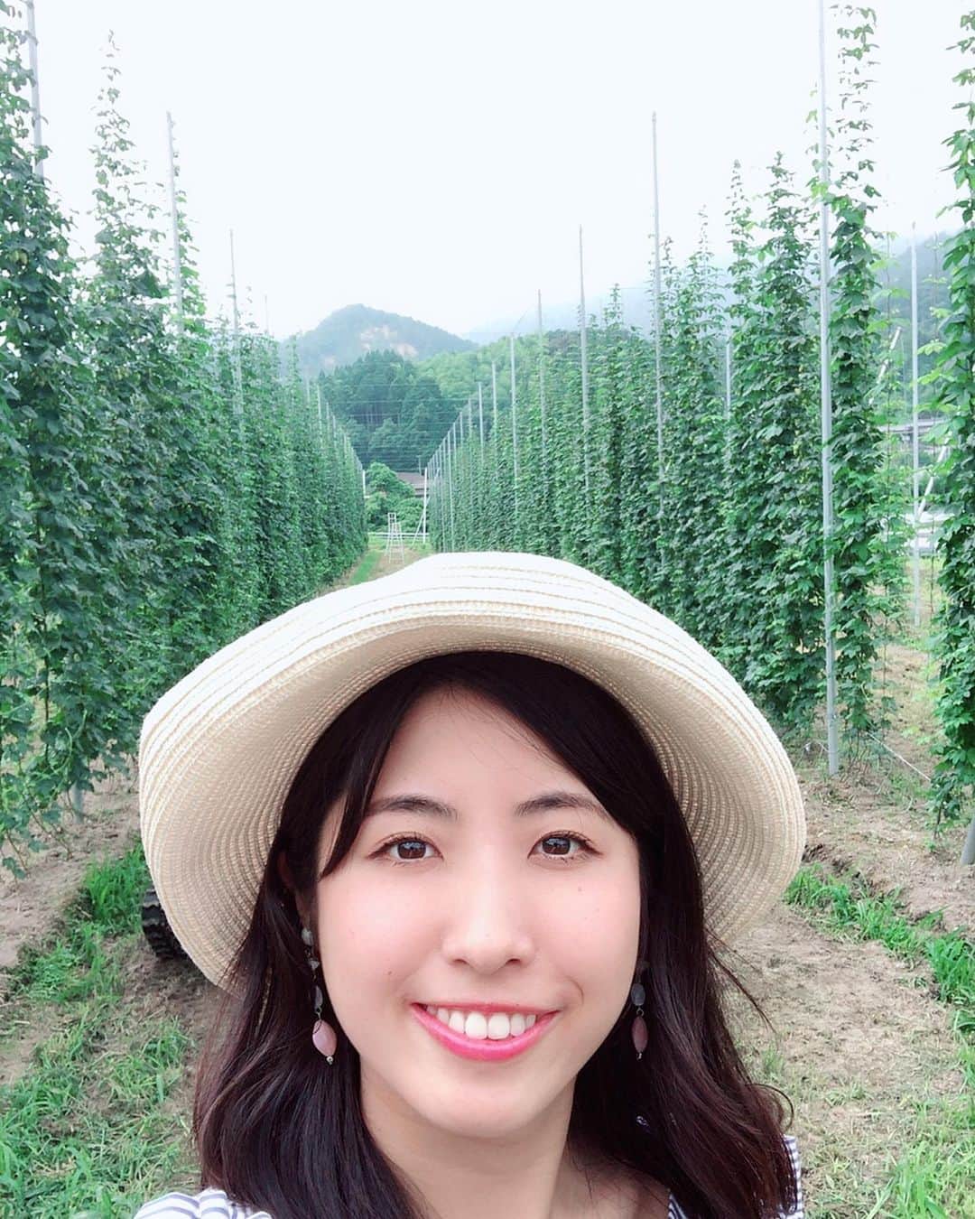 小谷津友里さんのインスタグラム写真 - (小谷津友里Instagram)「🍻👒🌱💚 土曜日に京都へ行ったと ストーリーズに書きましたが 雑誌Hanakoの撮影でした♡ キリンビール株式会社さんとのプロジェクトが進行中です🍻 @springvalleybrewery_official . . ホップ畑を見学&ホップ収穫体験。 ホップやビールについての講義を受けました✏️詳しくは8月発売のHanakoに掲載されるので たのしみにしていてくださいね 🌟 . . ✍ 美味しいものが 私たちの元に届くまでに 多くの工夫があり 愛情が込められていることを 感じました😊💕 普段 私たちが食べているものが 生まれたのには 歴史や地理が関係していたり 様々な要素からなっているんだなぁと💫✨ 美味しいものを、ただ美味しかった🍽で終わらせるのではなく 背景を 理解して咀嚼していきたいと思いました ‪⸜(*ˊᵕˋ* )⸝‬ 最後まで読んでくれてありがとうございました🥰 明日もお仕事がんばろーっ😊 . . .  #Hanako#hanako_magazine #ハナコラボ #京都#与謝野町 #ホップ畑#ホップ#キリンビール#ビール#クラフトビール #beer#生産者 #撮影#ロケ#kyoto#自然#green#麦わら帽子#food#産地 #instagood #instalike #travel#旅#travelgram #japanesefood#こやゆり旅 #japan#japanesegirl #こやゆりコーデ　#こやゆり旅」7月9日 21時25分 - yurikoyatsu