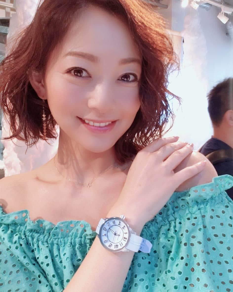 佐藤純さんのインスタグラム写真 - (佐藤純Instagram)「Tendence ⌚(テンデンス)  De'Color Sky Party 2019 へ  私はホワイトとブルーの配色が可愛い｢Sky｣。 その名の通り、見上げた青空と白い雲の美しさを表現したカラー。  新しく41㎜のミディアムサイズが登場。  50㎜サイズとペアもあったよ～⌚⌚👫 (最後の写真)  今朝もとうもろこしご飯を炊いたよ🌽😁 おにぎりにしてマネージャーの分も🍙🍙。 明日も、また炊いちゃう😊  #tendence #テンデンス #decolor #decolorsky #watch #腕時計 #時計 #party  #sky #ママ#ママモデル#モデル #mama #mamamodel #model」7月9日 21時26分 - junsatoidea