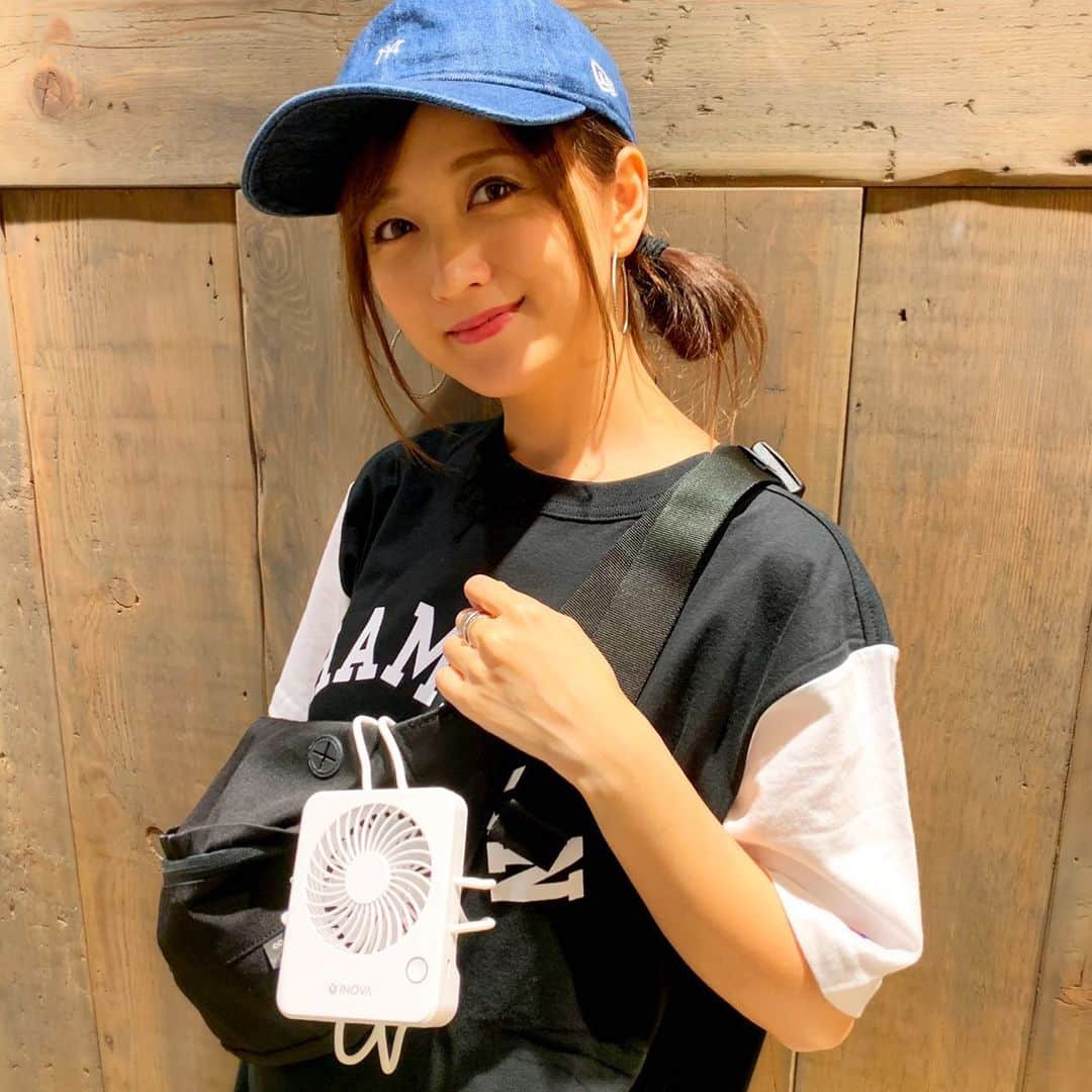 のインスタグラム：「﻿ これからの季節、BBQ、プール、花火大会...と楽しいことがいっぱい！！﻿ ﻿ だけど暑いのはイヤ！！﻿ ﻿ なので屋外用にくねくねのアームが付いているミニ扇風機「くねせん」をゲットしました★﻿ ﻿ アウトドア用に買ったのに早速、家の中でも大活躍！！(笑)お風呂上がりのスキンケアの時間に洗面台に掛けて使ったり、ご飯を作ってるときも食器棚に挟んで使ったり...色々なシーンで使ってます。﻿ ﻿ このアームがとにかく便利！！﻿ 掛けたり、曲げたり、置いたり！色々な形に変幻自在♪こんな風にバッグに掛けたりもできちゃう優れもの。﻿ ﻿ 文庫本サイズのコンパクトサイズで、最長約8時間連続で使用できる充電式。﻿ ﻿ それなのにパワーもすごい！！﻿ ﻿ アウトドアだけじゃなく﻿ 家の中でも手放せなくなってます！！﻿ ﻿ これからの季節は﻿ ミニ扇風機おすすめですよー♡﻿ ﻿ @inova_basic_jp﻿ ﻿ #PR #くねせん #扇風機 #ミニ扇風機 #ハンディファン #アウトドア #夏 #summer #キャンプ #BBQ #プール #花火大会 #大活躍﻿」
