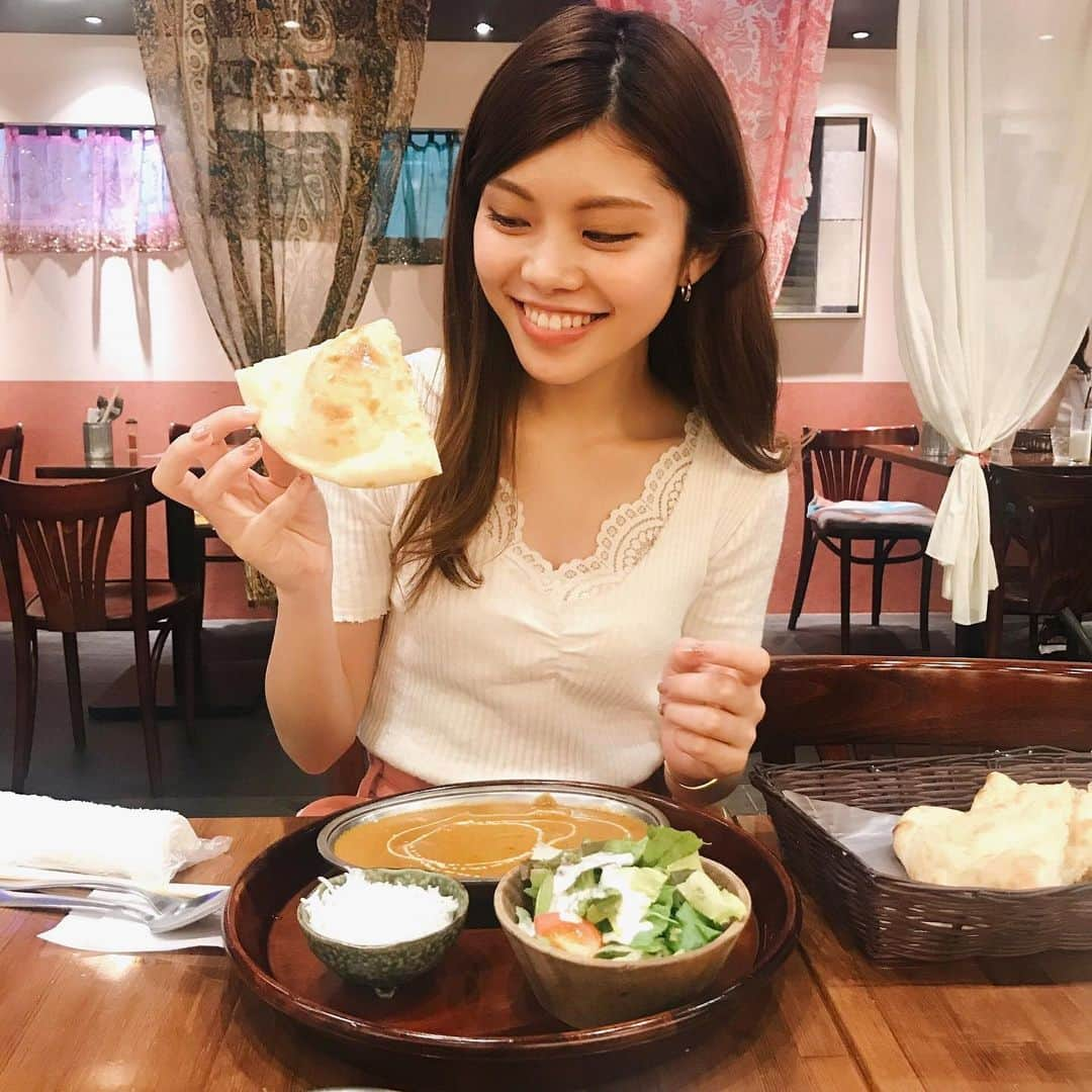 池田真子さんのインスタグラム写真 - (池田真子Instagram)「ナンって時々食べたくなる♪♪ ． ． ． ママライフのミーティングからのランチミーティングでした♪ ． ． 「カリー&カフェ カルマ」 頼んだのはチキンカレーとハチミツナン♡ ． カレーは食べた瞬間甘くて後から辛さが来てスパイシー♪ ． そのカレーの辛さとハチミツがかかったナンがまた合うからこの組み合わせが美味しい＊° ． ． ． ナンはおかわり自由で種類も選べるけど、毎回食べだしたら1枚でもなかなかお腹パンパンになる！！ ． ． ． ． あまりにもパンパン過ぎて、スタジオ戻るのに車移動やったから、ウエスト緩めて移動しました(笑) ． ． ． #ママライフチャンネル #ミーティング #ドトール #ロイヤルミルクティー #ランチミーティング #カレー #ナン #インド料理 #カルマ #karma #インスタグルメ #インスタフード #instagood  #instapic #instacafe #instalunch #lunchtime #meeting #curry #curryrice #indianfoods #love #lfl #photooftheday #today」7月9日 21時37分 - mako_ikeda