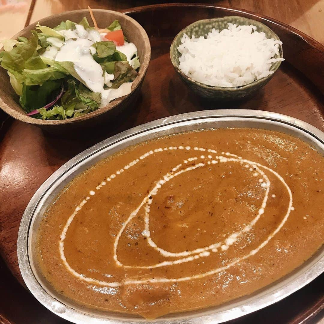 池田真子さんのインスタグラム写真 - (池田真子Instagram)「ナンって時々食べたくなる♪♪ ． ． ． ママライフのミーティングからのランチミーティングでした♪ ． ． 「カリー&カフェ カルマ」 頼んだのはチキンカレーとハチミツナン♡ ． カレーは食べた瞬間甘くて後から辛さが来てスパイシー♪ ． そのカレーの辛さとハチミツがかかったナンがまた合うからこの組み合わせが美味しい＊° ． ． ． ナンはおかわり自由で種類も選べるけど、毎回食べだしたら1枚でもなかなかお腹パンパンになる！！ ． ． ． ． あまりにもパンパン過ぎて、スタジオ戻るのに車移動やったから、ウエスト緩めて移動しました(笑) ． ． ． #ママライフチャンネル #ミーティング #ドトール #ロイヤルミルクティー #ランチミーティング #カレー #ナン #インド料理 #カルマ #karma #インスタグルメ #インスタフード #instagood  #instapic #instacafe #instalunch #lunchtime #meeting #curry #curryrice #indianfoods #love #lfl #photooftheday #today」7月9日 21時37分 - mako_ikeda