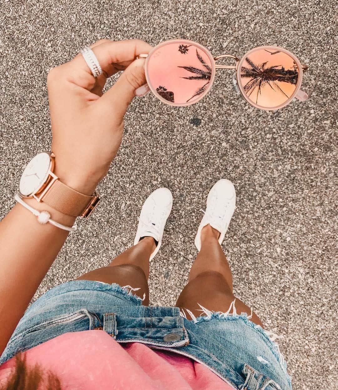 Kapten & Sonさんのインスタグラム写真 - (Kapten & SonInstagram)「'Sunsets & Palm trees.' 🌴🌄 @julirazer combines our Amsterdam All Pink Mirrored to her summer outfit! Which one is your favorite sunnie? 🕶️ #bekapten #kaptenandson⁠ .⁠ .⁠ .⁠ #sunglasses #sunglassesfashion #sunglasseslover #summeroutfit #summerstyle #fashiondaily #fashionaddicted #fashiongram」7月9日 21時30分 - kaptenandson