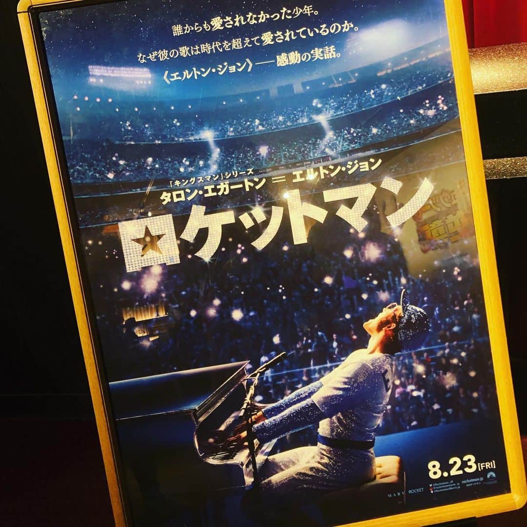 のインスタグラム：「試写会に行って来ました✨ エルトンジョンのYOUR SONGが好き過ぎて若い頃、何度も聴いていたから、楽しみ過ぎる映画てした。 まさにYOUR SONGが誕生したシーンには感動しました✨  #真璃子  #エルトンジョン  #ロケットマン  #ドルビーサウンド」