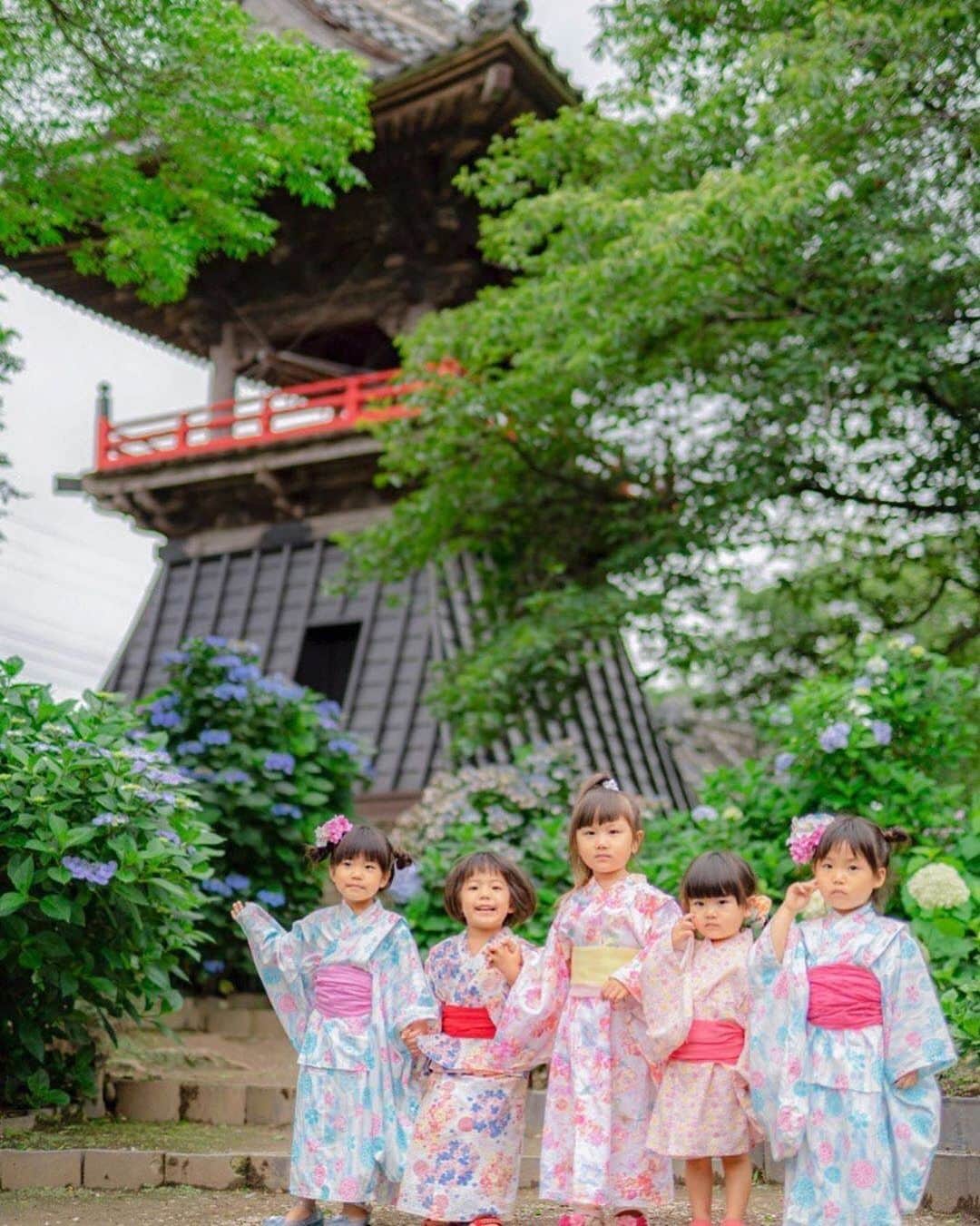 タビスルキッズのインスタグラム：「こんばんは😊 現在、「初夏」を楽しんでいるお写真・動画を募集中です✨ 本日の #タビスルキッズ はこちら💕 📷@satomikurinさん 🚩埼玉県・熊谷市「能護寺」 🎙ご本人コメント お寺の鐘と紫陽花とこどもたち🔔✨ . photo by  @asa_420 ちゃん . 下からの素敵アングル 納めてくれてありがとう📸💕 . . 2019.06.29 sat ♡saitama ﻿﻿﻿﻿﻿＊＊＊＊＊＊ カラフルでかわいい浴衣姿がかわいさ満開ですね✨ いつも、素敵なお写真ありがとうございます💕」