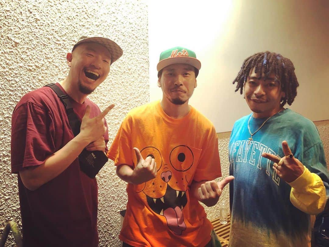 RYO the SKYWALKERのインスタグラム：「WEEKEND BOMB 💣💥 J-REXXX @nonstopman1986 、RUDEBWOY FACE @rudebwoyface045 と共にレゲエチームぶっかましてきたYO！  放送は８月のそれぞれ違う週になるようなのでAbema TVをチェック！📺 #abematv #weekendbomb」