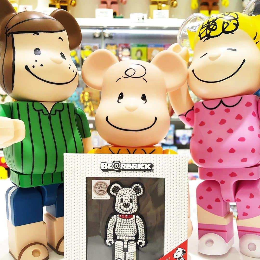 MEDICOM TOYさんのインスタグラム写真 - (MEDICOM TOYInstagram)「🥜💓 ©︎ 2019 Peanuts Worldwide LLC #medicomtoy #bearbrick #peanuts #snoopy #cherliebrown #sarrybrown #peppermintpatty #lightsstyle  #swarovskicrystals #swarovski #メディコムトイ #ベアブリック #ピーナッツ #スヌーピー #チャーリーブラウン #サリーブラウン #ペパーミントパティ #ライツスタイル #キラキラ #スワロフスキーデコ」7月9日 21時35分 - medicom_toy