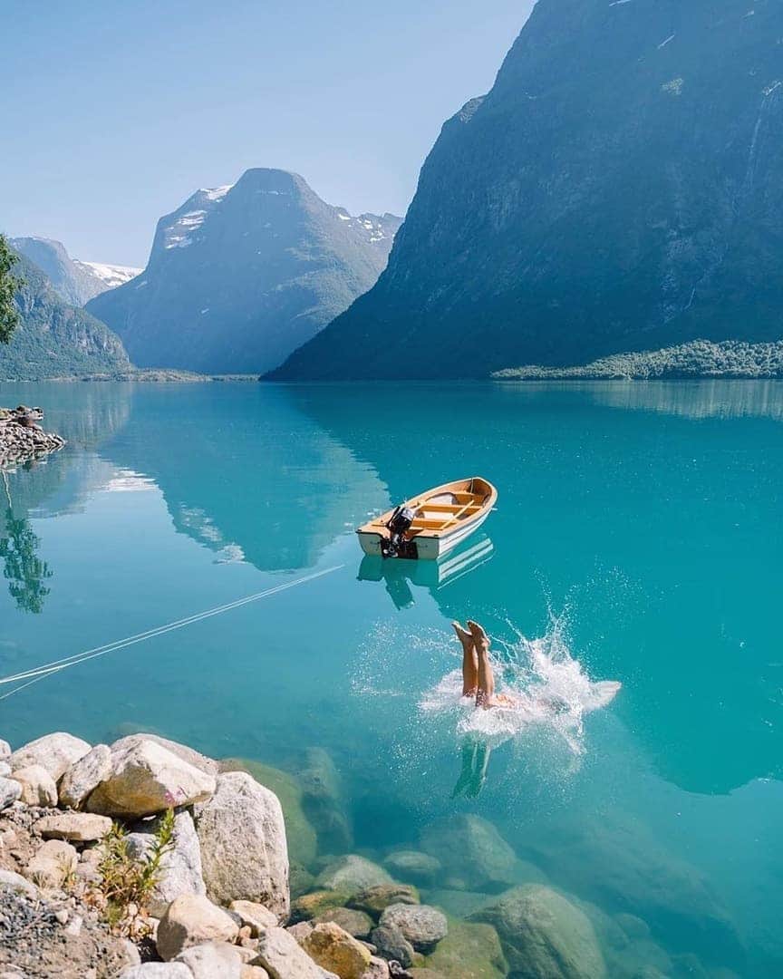 Discover Earthさんのインスタグラム写真 - (Discover EarthInstagram)「Jumping into the Norwegian summer and the beautiful views the country has to offer ! 🌞 🇳🇴 Tag your travel partner to tell them you want to go to Norway — 📍#DiscoverNorway via @norge — 📸 Photos by @eljackson」7月9日 21時46分 - discoverearth