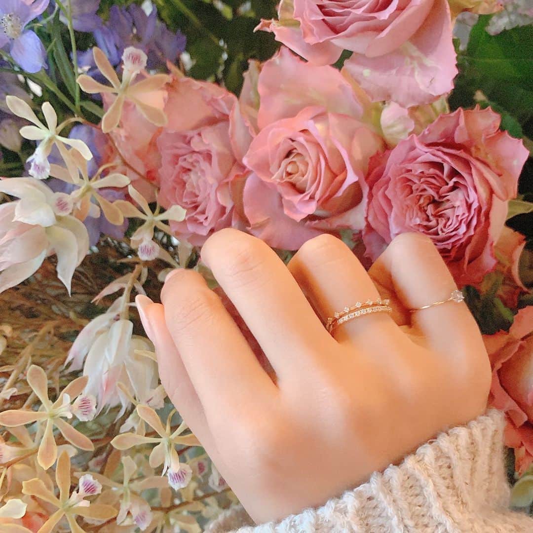 Sayakaのインスタグラム：「* これから色々新しいこともスタートするので、 お守りがわりのジュエリーを探していて見つけた @stellarhollywood のダイヤモンドコレクション💎✨ 華奢なデザインなので私は重ね着けするのがお気に入り☺ 手元がキラキラだと気分が上がる️💖 . . #instafashion #accessories #jewerly #ring #diamond #diamondring #stellarhollywood #sayakas_favorite  #ステラハリウッド #ステハリ #ジュエリー #リング #ダイヤモンド #ダイヤモンドリング #お守りジュエリー」