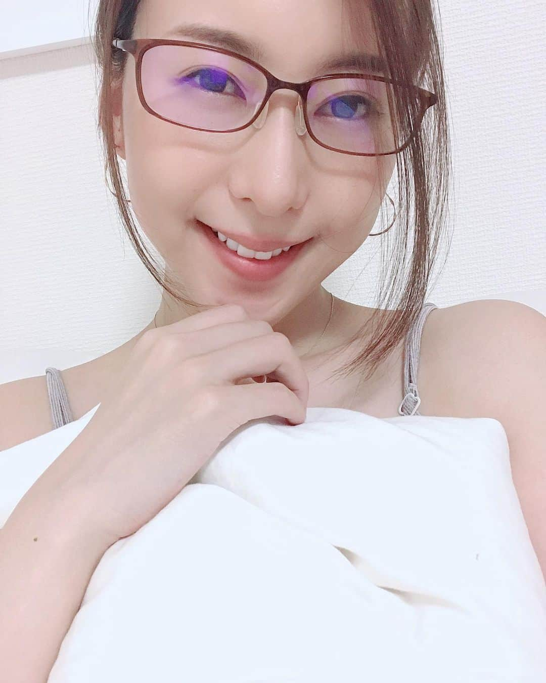 松下紗栄子のインスタグラム：「最近ちょっと肌寒いですね💦  体調崩されたりしていないですか？  今月から花火大会など夏のイベント が始まりますね★ 気付くとあっという間に過ぎちゃうのでしっかり楽しみたいです★  #matsushitasaeko#マツシタサエコ #松下紗栄子」