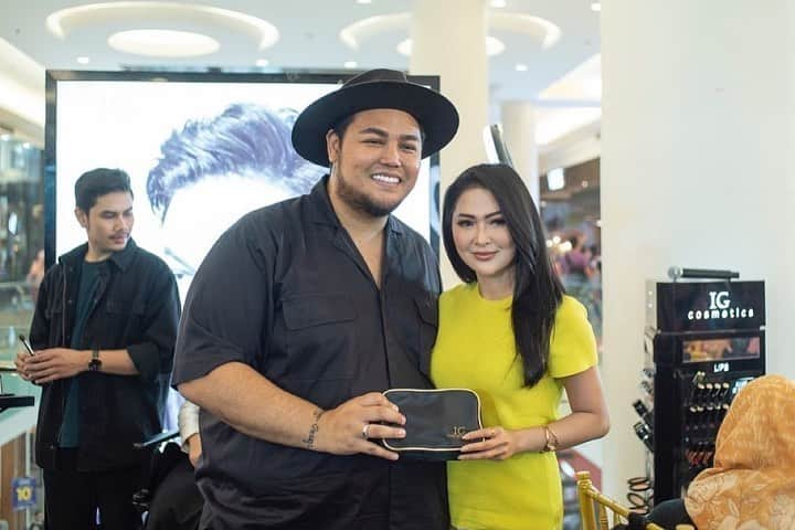 Ivan Gunawanさんのインスタグラム写真 - (Ivan GunawanInstagram)「Posted @withrepost • @ivangunawan_cosmetics We thanked everyone who came and joined us at our Beauty Class Part 3 and Launching of Love Affair Eyeshadow & Rising Star Face Luminizer last sunday with @ivan_gunawan & @byhanmakeup_01 ✨  We will never forget this beautiful memories 😍 see you again, tsayy! #IGCBeautyClass #IGCosmetics #EffortlessBeauty ⠀ ⠀ ⠀ Ivan Gunawan Cosmetics Official Online Order @ig.cosmetics Contact (WhatsApp Only) 08176600076 // 08176600086 Ivan Gunawan Cosmetics also available at Online Merchants : Tokopedia - Shopee - Zilingo - Tokowow - Bukalapak - Gogobli - Qoo10 - Elevenia - Lazada Offline Store : DAN+DAN - Watson - Metro Dept. Store Gandaria City ⠀ ⠀ ⠀ -----⠀ #IvanGunawan #IvanGunawanCosmetics #Cosmetics #Beauty #Indonesian #Kosmetik #KosmetikIndonesia」7月9日 21時40分 - ivan_gunawan