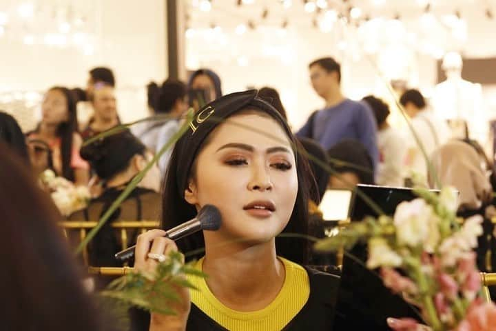 Ivan Gunawanさんのインスタグラム写真 - (Ivan GunawanInstagram)「Posted @withrepost • @ivangunawan_cosmetics We thanked everyone who came and joined us at our Beauty Class Part 3 and Launching of Love Affair Eyeshadow & Rising Star Face Luminizer last sunday with @ivan_gunawan & @byhanmakeup_01 ✨  We will never forget this beautiful memories 😍 see you again, tsayy! #IGCBeautyClass #IGCosmetics #EffortlessBeauty ⠀ ⠀ ⠀ Ivan Gunawan Cosmetics Official Online Order @ig.cosmetics Contact (WhatsApp Only) 08176600076 // 08176600086 Ivan Gunawan Cosmetics also available at Online Merchants : Tokopedia - Shopee - Zilingo - Tokowow - Bukalapak - Gogobli - Qoo10 - Elevenia - Lazada Offline Store : DAN+DAN - Watson - Metro Dept. Store Gandaria City ⠀ ⠀ ⠀ -----⠀ #IvanGunawan #IvanGunawanCosmetics #Cosmetics #Beauty #Indonesian #Kosmetik #KosmetikIndonesia」7月9日 21時40分 - ivan_gunawan