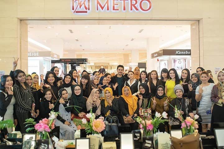 Ivan Gunawanさんのインスタグラム写真 - (Ivan GunawanInstagram)「Posted @withrepost • @ivangunawan_cosmetics We thanked everyone who came and joined us at our Beauty Class Part 3 and Launching of Love Affair Eyeshadow & Rising Star Face Luminizer last sunday with @ivan_gunawan & @byhanmakeup_01 ✨  We will never forget this beautiful memories 😍 see you again, tsayy! #IGCBeautyClass #IGCosmetics #EffortlessBeauty ⠀ ⠀ ⠀ Ivan Gunawan Cosmetics Official Online Order @ig.cosmetics Contact (WhatsApp Only) 08176600076 // 08176600086 Ivan Gunawan Cosmetics also available at Online Merchants : Tokopedia - Shopee - Zilingo - Tokowow - Bukalapak - Gogobli - Qoo10 - Elevenia - Lazada Offline Store : DAN+DAN - Watson - Metro Dept. Store Gandaria City ⠀ ⠀ ⠀ -----⠀ #IvanGunawan #IvanGunawanCosmetics #Cosmetics #Beauty #Indonesian #Kosmetik #KosmetikIndonesia」7月9日 21時40分 - ivan_gunawan