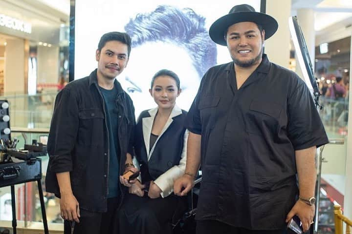 Ivan Gunawanさんのインスタグラム写真 - (Ivan GunawanInstagram)「Posted @withrepost • @ivangunawan_cosmetics We thanked everyone who came and joined us at our Beauty Class Part 3 and Launching of Love Affair Eyeshadow & Rising Star Face Luminizer last sunday with @ivan_gunawan & @byhanmakeup_01 ✨  We will never forget this beautiful memories 😍 see you again, tsayy! #IGCBeautyClass #IGCosmetics #EffortlessBeauty ⠀ ⠀ ⠀ Ivan Gunawan Cosmetics Official Online Order @ig.cosmetics Contact (WhatsApp Only) 08176600076 // 08176600086 Ivan Gunawan Cosmetics also available at Online Merchants : Tokopedia - Shopee - Zilingo - Tokowow - Bukalapak - Gogobli - Qoo10 - Elevenia - Lazada Offline Store : DAN+DAN - Watson - Metro Dept. Store Gandaria City ⠀ ⠀ ⠀ -----⠀ #IvanGunawan #IvanGunawanCosmetics #Cosmetics #Beauty #Indonesian #Kosmetik #KosmetikIndonesia」7月9日 21時40分 - ivan_gunawan