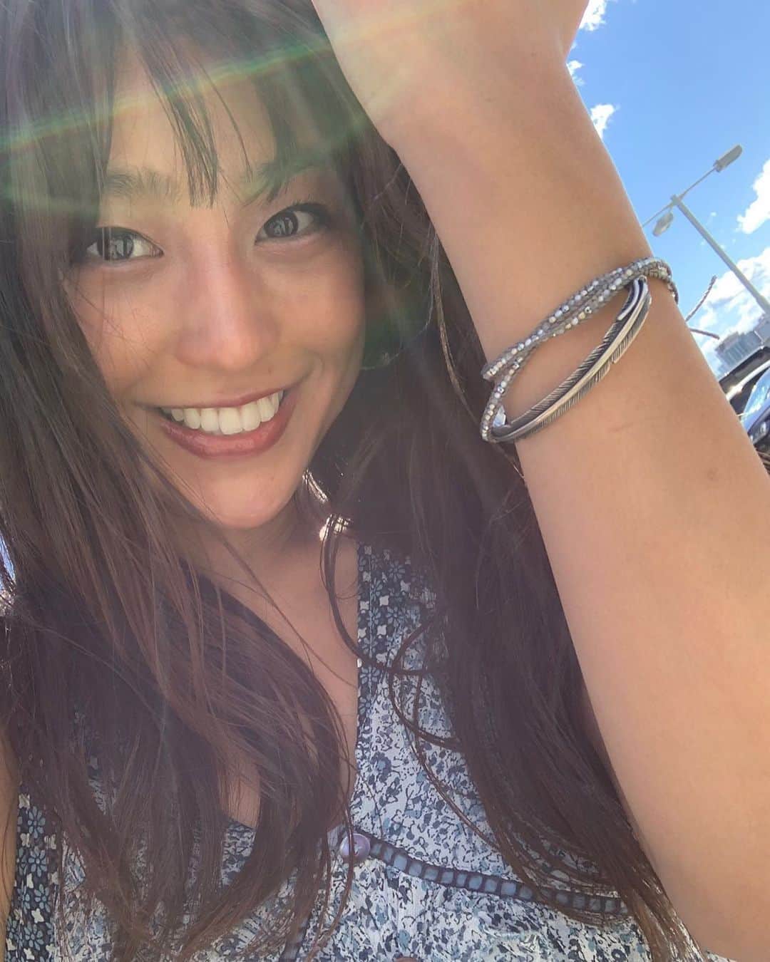 のインスタグラム：「🏖 自然光ビームができてました🌈🌈😚 💎bracelet#chanluu  #Fine#日之出出版#８月号  まだ火曜日なんだ！とびっくり！笑 週の真ん中もがんばりましょう😼🏖」