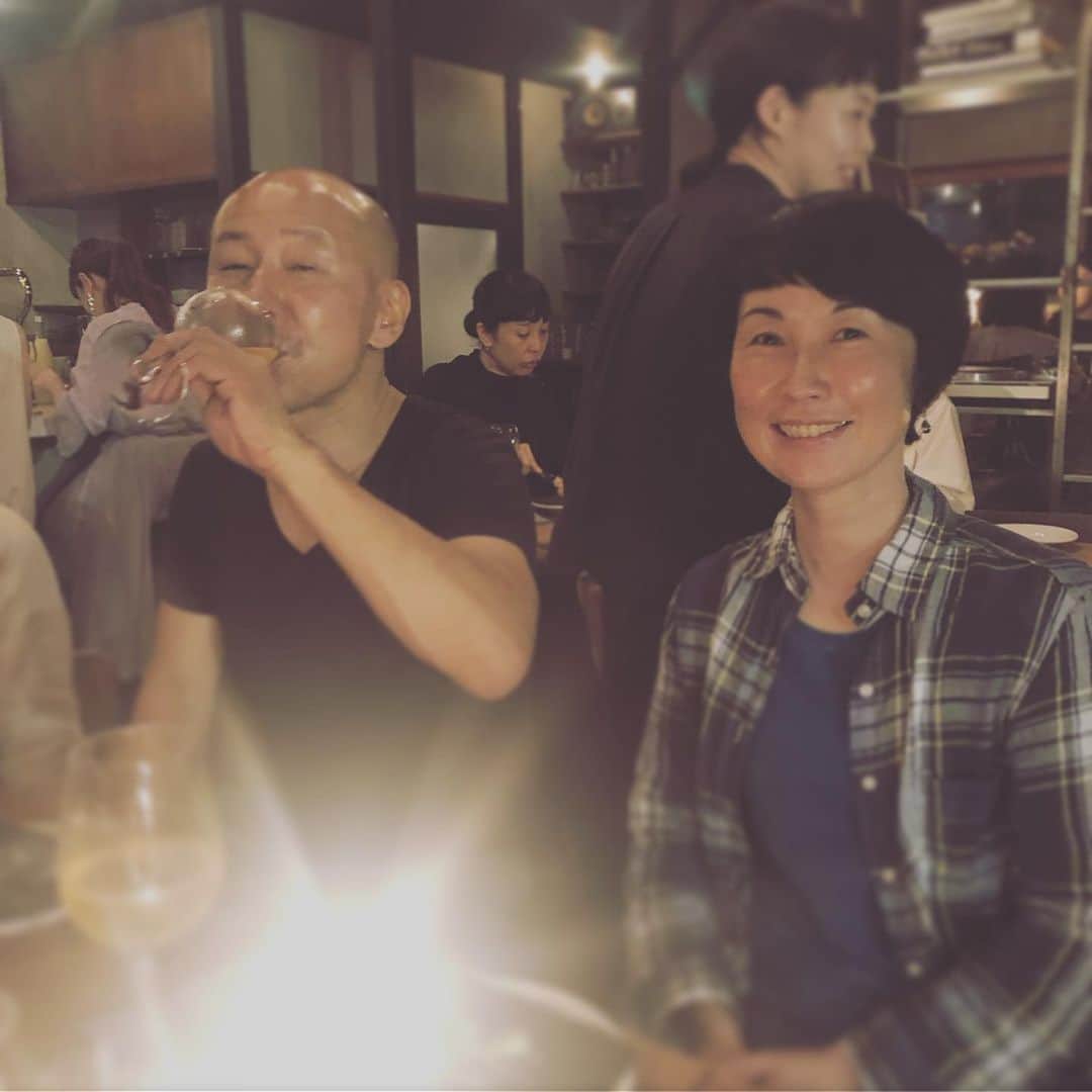 ハミルさんのインスタグラム写真 - (ハミルInstagram)「. . 【  おめでとうの夜 】 . 根室は美しく過酷な面もある。 その分、透き通る景色や純粋な生き物がいる。 . 命を感じる場所であり、 そこに魅了された人たちが集い、 様々な道を渡ってたどり着いた足跡の 美しさがある時間でした。 . 20周年おめでとうございます。 @vostok_nemuro . この人の表現と言葉と行動が このエリアの魅力を必要な人に伝えている。 . そしてそれに賛同する人たちの心温まる準備と 美味しさ、それに触れにきた人たちとの時間。 . 良い夜でした。 たくさんのおめでとうの夜。 . #vostok #eatrip #littleshopofflowers  #nemuro」7月9日 21時44分 - haruhamiru