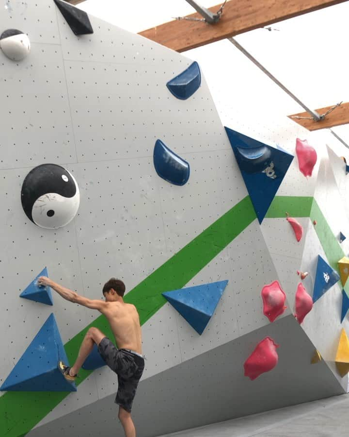 チョン・ジョンウォンのインスタグラム：「Bouldering day is best day!! Korea team had a last Combine session before the Chamonix Worldcup 🇫🇷 @adidas @adidasterrex  #adidas #adidasterrex #ifscwc」