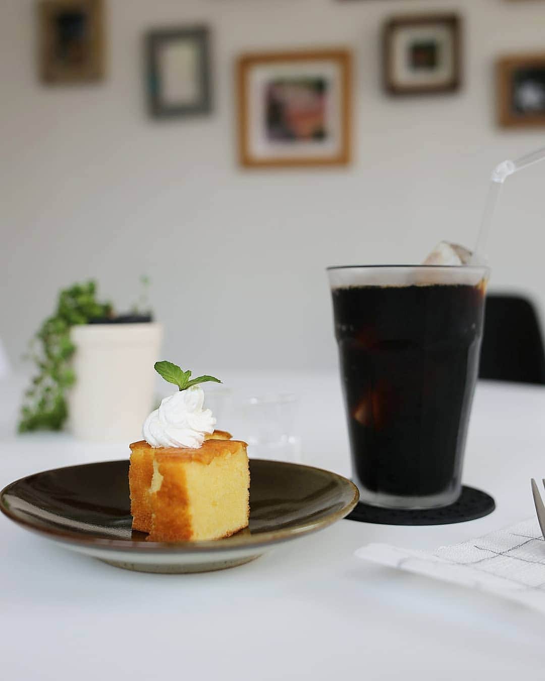のインスタグラム：「桃園川緑道沿いにカフェが！ジョギング中に発見しました。  最寄り駅は丸ノ内線の東高円寺駅。JR中野駅からお散歩がてら歩いて行くのもいいかもです。今の緑道は緑が綺麗です。  先に注文精算するシステムです。白を基調とした清潔感のある店内です。犬の同伴OKで、この時もとてもお利口さんなワンちゃんに癒されました🐕  レモンケーキとアイスコーヒーで一息。ご近所さんの憩いの場所になりそうです♥️ご馳走様でした！ #カフェ #カフェ巡り #カフェ部 #東高円寺 #桃園川緑道 #レモンケーキ #コーヒー #珈琲 #散歩がてら #マチブラ #cafe #coffee #cake #delicious #foodpic #foodphoto #sweets」