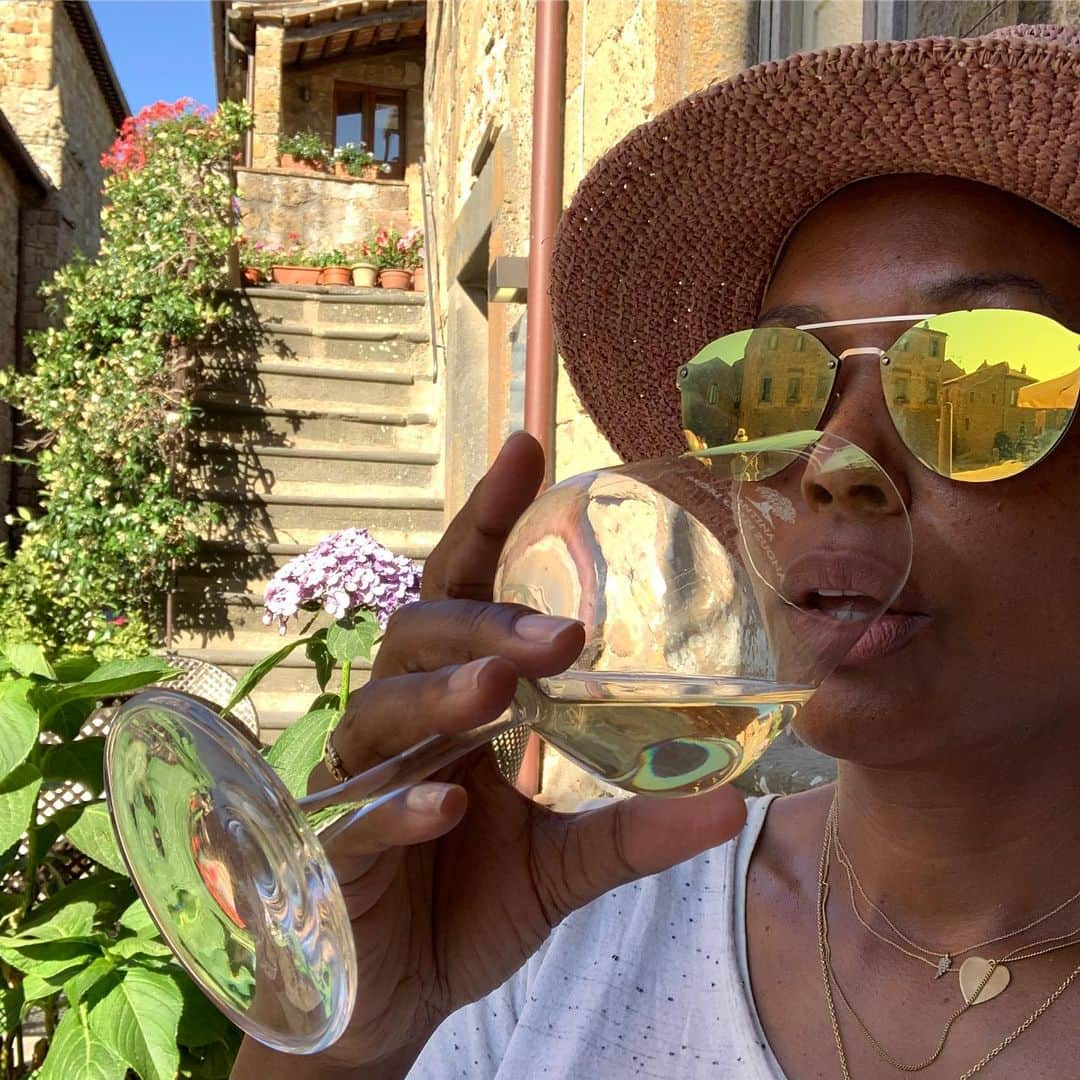 アイシャ・タイラーさんのインスタグラム写真 - (アイシャ・タイラーInstagram)「What’s up Tuscany why don’t you slide into my DMs right quick🍷☀️🇮🇹 (Peep that leisure lady hat game 👑)」7月9日 21時52分 - aishatyler