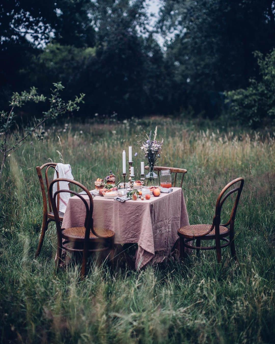 Our Food Storiesさんのインスタグラム写真 - (Our Food StoriesInstagram)「From last weekends dreamy evening in the garden ✨ More on the blog soon. Have a lovely day guys! #ourfoodstories_countryside  ____ #fellowmag #countrysideliving #countrysidelife #countrysidewalk #gardeninspo #wildgarden #gardenista #gardenparty #gatheringslikethese #linentales #linenlove #saveurmag #houseandgarden #germanfoodblogger #foodstylist #foodphotographer #simplejoys #momentsofmine」7月9日 21時53分 - _foodstories_