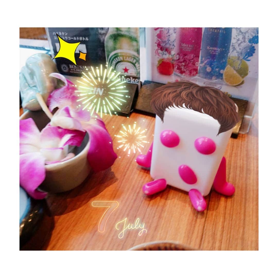 UHA味覚糖公式アカウントのインスタグラム：「こんばんわいわい おっさんさん～🐘🍒 わいの最近の小話を1つ👆。 わいの毎日は  プリン🍮と配色が同じ色の鞄を持った💼  おじさんを 見つける事から始まる。 #どういう事や (プリン🍮を鞄💼にしたら  こういう感じだろうっていう要素を詰め込んだ 黄色地にカラメル色の取っ手部分の鞄💼) この鞄💼の持ち主さんと、 7時10分に⚪⚪の場所ですれ違うと 電車🚃に間に合うっていう目安にしてるねん。 #どんな目安や❕  皆も毎日のルーティンや目安にしているものある❔🤔 さてさて、 昨日の投稿💬に コメントありがとうやで😆🌼 マンネリ化してないよ✨とか 麻婆豆腐買ったよとか、 痺れは苦手とか色々全部読ませてもうたで😍✌💨 麻婆豆腐のまんま 🌼痺れ控えめverとか 🌼辛めMAX ver あっても面白いかもやね🤣 勝手に書いて怒られちゃうかも～😁🙇 わいは結構今のままで イチオシやわ～👆✴ FNSヤサオさん第2段には名前無かったから 残念やけど、 明日の笑ってコラえて❕ が楽しみで コラえられるわ～😁🌼💨 #わいの好きな番組の話📺  ほな、明後日からは 社員旅行✈️やから 写真📷日記になると思うけど宜しくやで😆🍓 See you　goodbye👋  #ぷっちょ君の毎日 #ぷっちょ君の日常」