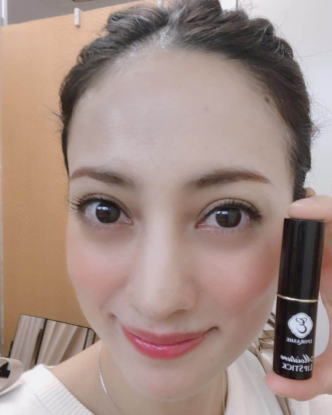 英玲奈さんのインスタグラム写真 - (英玲奈Instagram)「今日のリップはこちら。 @27cosmeginza  に売っている、 #エポラーシェモイスチャーリップスティック の#リッチレッド #無香料 #無鉱物油 #タール系色素不使用 #パラベンフリー #ノンシリコン #石油系成分フリー なんです。 私、かなり唇が弱くてすぐ乾いて荒れちゃうし、普通の口紅は出来ないんだけど、 こちらは長時間乾かないし、薬用リップ無しでこれだけ塗っても大丈夫だった！ 色も自然な赤なんだけど、 微粒子パールのせいか立体感が出るからお気に入りです。」7月9日 22時04分 - erena_erenyan