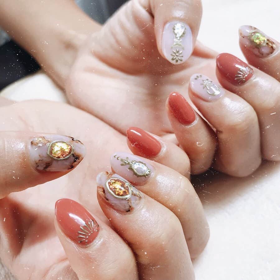 高橋菜摘のインスタグラム：「💅 にゅーねいる♥️ AUSに住んでて最近帰ってきたばかり🇦🇺 な、nailistさん💫  旅の話しいっぱい出来る人好きです。 . しばらくシンプルな ナチュラル(何もしない)思考だったけど 最近アートスイッチ入ってます🙋‍♀️ 上手な人周りにいっぱい居るから やって欲しいnailistさんがたくさん🙌 それにしてもこの爪の形だと 指長く見える気がする。♡ 器用な人一生尊敬します宣言！」