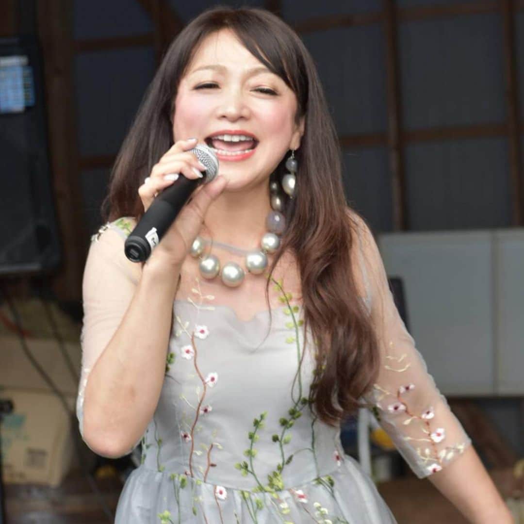 原めぐみさんのインスタグラム写真 - (原めぐみInstagram)「（原めぐみオフィシャル）5pcs  photos  千葉のBBQイベントで歌わせて頂きました♪  #原めぐみ  #BBQ #柏たなか  #ライブ  #昭和アイドル﻿﻿ #80年代アイドル﻿﻿ #昭和歌謡﻿﻿ #元アイドル﻿﻿ #actoress﻿﻿﻿ #singer ﻿﻿﻿﻿﻿ #japanesesinger ﻿﻿﻿﻿ #japaneseactor﻿﻿﻿ #megumihara﻿﻿﻿﻿ #インフルエンサー ﻿﻿﻿﻿ #インスタ映え ﻿﻿﻿﻿ #インスタグラマー ﻿﻿﻿﻿ #いいねありがとう ﻿﻿﻿﻿ #フォロー ﻿﻿﻿﻿ @meguming.h」7月9日 22時12分 - meguming.h