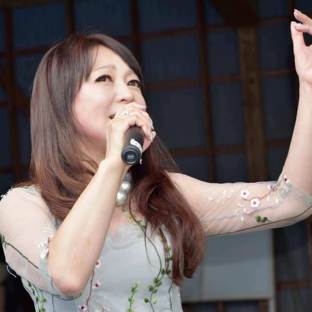 原めぐみさんのインスタグラム写真 - (原めぐみInstagram)「（原めぐみオフィシャル）5pcs  photos  千葉のBBQイベントで歌わせて頂きました♪  #原めぐみ  #BBQ #柏たなか  #ライブ  #昭和アイドル﻿﻿ #80年代アイドル﻿﻿ #昭和歌謡﻿﻿ #元アイドル﻿﻿ #actoress﻿﻿﻿ #singer ﻿﻿﻿﻿﻿ #japanesesinger ﻿﻿﻿﻿ #japaneseactor﻿﻿﻿ #megumihara﻿﻿﻿﻿ #インフルエンサー ﻿﻿﻿﻿ #インスタ映え ﻿﻿﻿﻿ #インスタグラマー ﻿﻿﻿﻿ #いいねありがとう ﻿﻿﻿﻿ #フォロー ﻿﻿﻿﻿ @meguming.h」7月9日 22時12分 - meguming.h
