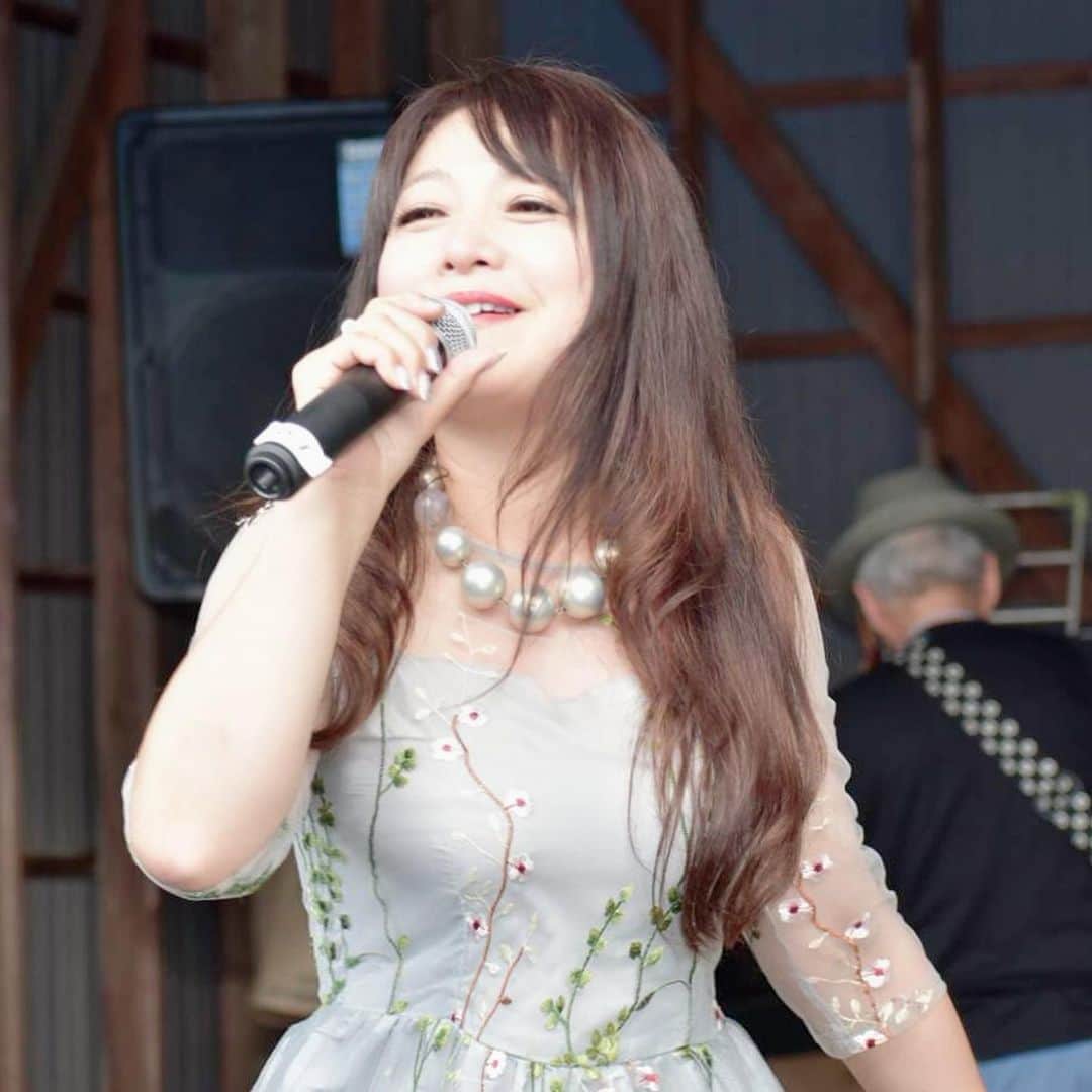 原めぐみさんのインスタグラム写真 - (原めぐみInstagram)「（原めぐみオフィシャル）5pcs  photos  千葉のBBQイベントで歌わせて頂きました♪  #原めぐみ  #BBQ #柏たなか  #ライブ  #昭和アイドル﻿﻿ #80年代アイドル﻿﻿ #昭和歌謡﻿﻿ #元アイドル﻿﻿ #actoress﻿﻿﻿ #singer ﻿﻿﻿﻿﻿ #japanesesinger ﻿﻿﻿﻿ #japaneseactor﻿﻿﻿ #megumihara﻿﻿﻿﻿ #インフルエンサー ﻿﻿﻿﻿ #インスタ映え ﻿﻿﻿﻿ #インスタグラマー ﻿﻿﻿﻿ #いいねありがとう ﻿﻿﻿﻿ #フォロー ﻿﻿﻿﻿ @meguming.h」7月9日 22時12分 - meguming.h