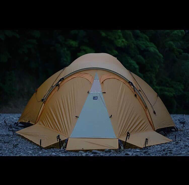 hinata_outdoorさんのインスタグラム写真 - (hinata_outdoorInstagram)「@sw____yasssさんのpic✨  砂利のグレーとバックのグリーン🏕 にも負けない❗️存在感が際立つ、 渋い佇まいに目を奪われました😆👏💯 ⠀⠀ 〜ワクワクしちゃう🤩🙌このテントがき気になる➿👀🎶ただならぬ、雰囲気をかもしだしてちるテントを要チェックです🕵🏻‍♂️💡〜⠀ ⠀ あらあら、素敵なテントを発見😍👏💯とっても独特な雰囲気に目を奪われちゃう🥰💨そんな、個性的で素敵なキャンプサイトをご紹介します🗻🏕🗻🌜 ⠀ ⠀⠀ 🌳🌲🌼🌳🌲🌲🌳🌲🌳🌲🌻🌳🌳⠀ #hinataoutdoor を付けて⠀ アウトドア風景を投稿してください😊⠀ 🌳🌲🌳🌲🌻🌲🌳🌲🌳🌼🌲🌳🌳 ⠀ ⠀⠀ 素敵なお写真はリポストさせて頂きます✨ ⠀ ⠀⠀ 🚙キャンプや山登りのアウトドア情報はプロフィールのURLから ➡ @hinata_outdoor ⠀ ⠀ ⠀ ⠀⠀ 🍖美味しそうなキャンプ料理の写真は➡️⠀ @hinata_gohan⠀ *⠀ *⠀ #キャンプ #アウトドア #アウトドアギア #タープ #tarp #広々リビング #タープの張り方 #夏キャンプ #ダークカラーテント#通気 #おしゃれキャンプ #絶景キャンプ #campgear #outdoorgear #camp #campliving #outdoor #campstyle #camping #campinglife #camplife #outdoorstyle #outdoors #outdoorliving #outdoorlife #hinataoutdoor #フォローミー #followme」7月9日 22時09分 - hinata_outdoor