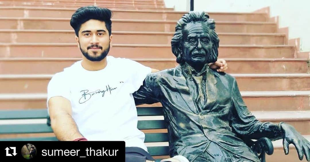 アルベルト・アインシュタインさんのインスタグラム写真 - (アルベルト・アインシュタインInstagram)「Posing with Einstein.  #Repost @sumeer_thakur」7月9日 22時10分 - alberteinstein