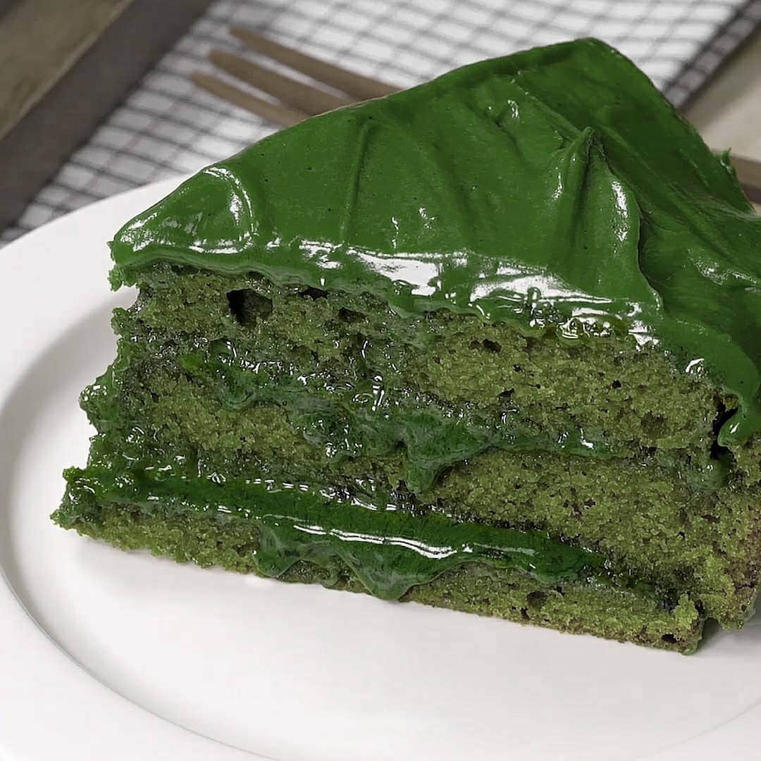 Matchæologist®さんのインスタグラム写真 - (Matchæologist®Instagram)「😍 WOW! 😍 Tag your most matcha-obsessed friends in the comments to show them this #Matcha Overload Cake! 🍰 Thanks to @cookat__ for this #Matchalicious creation – it’s out of this world! 👌 . 🎉 Our Summer Sale is still ON!! Apply 🌞 ‘SUMMER19’ 🌞 at the checkout for 15% off everything — valid until midnight TOMORROW ONLY! 💚 . Matcha is the perfect choice when you are looking for something to add a twist to your culinary creations – it gives a delicious taste and colour to your favourite treats! 😘🍵 . 👉 Click the link in our bio @Matchaeologist . Matchæologist® #Matchaeologist Matchaeologist.com」7月9日 22時11分 - matchaeologist