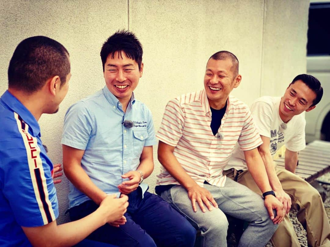 竹内まなぶのインスタグラム：「【今日はチャリ旅ロケ🚵‍♂️】 中学生の僕らに漫才の面白さを教えてくれたU字工事さんと！ 茨城出身のカミナリの、とちぎテレビの番組にU字工事さんがゲストは、本当に意味が分かんねぇー🤔！ じぃちゃんがjordan5履いて畑仕事するくらい意味が分かんねぇー！ 夢みたいだった！！ そして、チャリ旅からたくみへの誕生日プレゼント🎁NB1500のレザーのやつ👞  #U字工事 さん #蕎麦の食リポでうめぇーしか言わない って #向上委員会でクレーム入れたけど #結局今日全員蕎麦食ってうめぇーしか言わなかった #蕎麦にお笑いはいらない #MANZAItheOriginal #happybirthday #newbalance  #1500 #レザーのやつ  #カミナリのチャリ旅 #お笑い向上委員会」