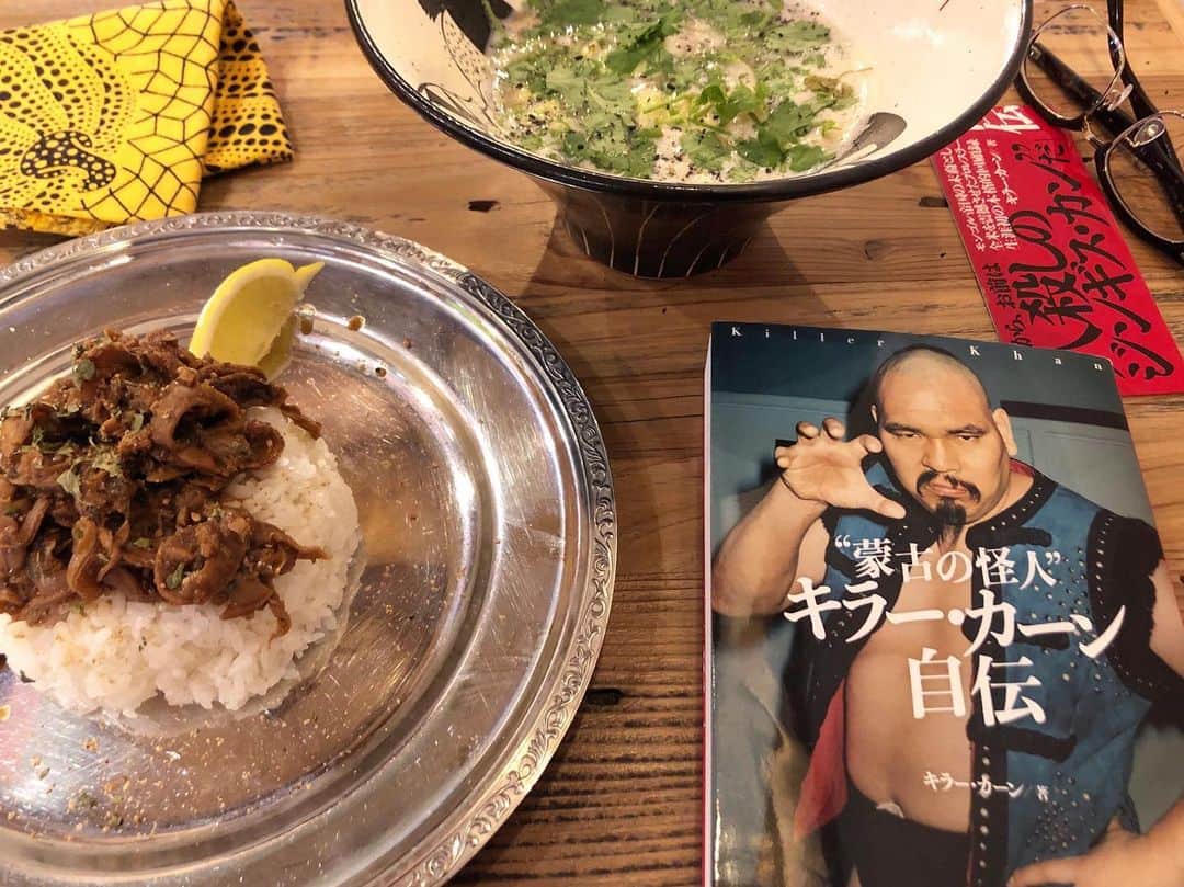 土井コマキのインスタグラム：「プロレス全然知らないのですが。色んなことに巻き込まれて、モンゴルのこと知らないのにモンゴル人としてレスラーになり、世界で名を馳せたキラーカーン。 派遣された全ての場所で、求められる役割を果たすことに全力を投じた、その生き方に勇気を貰いました。感動した。 #土井文庫 #fm802 #802expo #エキスポライブラリー #キラーカーン」