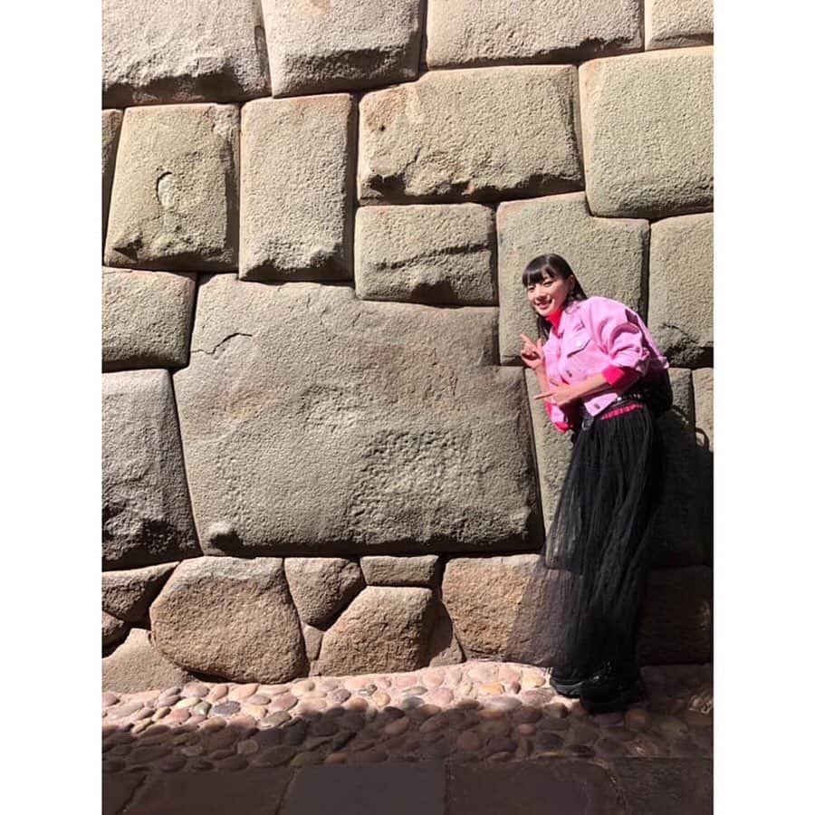 朝日放送「朝だ！生です旅サラダ」さんのインスタグラム写真 - (朝日放送「朝だ！生です旅サラダ」Instagram)「@edayuri_official クスコの街で必ず見ておきたいのが こちらの『12画の石』 . 隙間なく積まれた石組みは 「カミソリの刃も通さない」と称されるほど強固。 ペルーは地震が昔から多いため インカ建築には耐震性が求められていたそうです！ 街では #14角の石 も発見👀‼︎ _ #12画の石 #インカ建築 #精巧な石組み #高度な建築技術 #Calle Hatun Rumiyoc #クスコ #Cusco #南米 #ペルー #Peru _ #ABCテレビ #朝日放送テレビ #生放送 #土曜朝 #8時 #朝だ生です旅サラダ #旅サラダガールズ #江田友莉亜  #海外 #旅 #travel #trip」7月9日 22時21分 - tabisalad