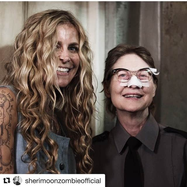 ロブ・ゾンビさんのインスタグラム写真 - (ロブ・ゾンビInstagram)「It's fun and games until someone gets their nose broken. @sherimoonzombieofficial and @thedeewallace having laugh on the set of 3 FROM HELL! Coming your way September 16th!!! 💀💀💀💀💀#3fromhell #threefromhell #robzombie #sherimoonzombie #deewallace #freethethree #billmoseley #richardbrake #jeffdanielphillips #sidhaig #dannytrejo #panchomoler #emiliorivera」7月9日 22時14分 - robzombieofficial